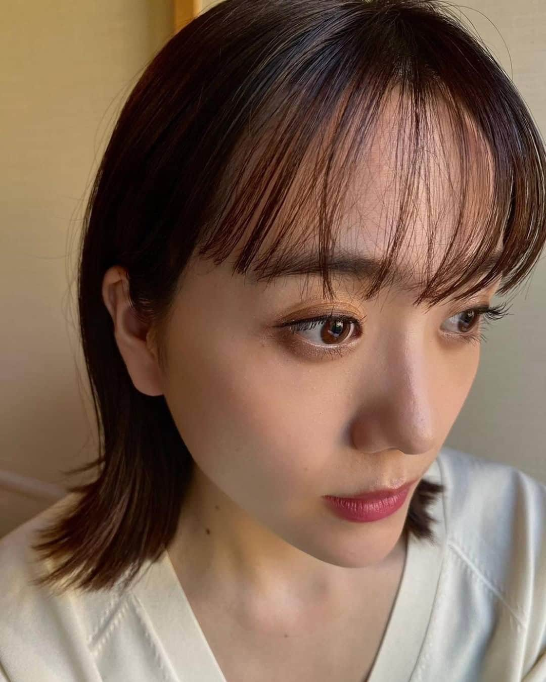 松井愛莉のインスタグラム：「今日は最近お気に入りのオレンジメイク  マキアージュ　ドラマティックスタイリングアイズ OR303  オレンジキャラメルを使ってメイクしたよ💄  私の瞳の色に馴染むブラウンで 上品なラメが目元を綺麗に見せてくれる   トレンドの抜け感を楽しみたい方におすすめです！ その日の気分でナチュラルにしたり、 しっかりメイク感をだしたり出来る所もお気に入り🧡 ※仕上がり画像はイメージです  #提供 #運命のブラウン #アイシャドウ #マキアージュ @maquillage_jp」