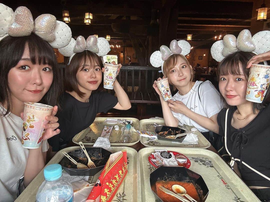 秋田知里さんのインスタグラム写真 - (秋田知里Instagram)「るかかんなさきちゃんとシー🌋🚢✨隠れミッキー探しまくって、多分人生で1番ミッキー探した日🤣🤣ほんでみんなで盛り上がりすぎて、周りの人も気になったのか「どこですか？」ってかんなが聞かれてたのめちゃくちゃおもろかったwwちょー笑った1日でした🫶🏻✨ #ディズニー #ディズニーシー #disneysea #disney」7月21日 18時07分 - akitachisato_official