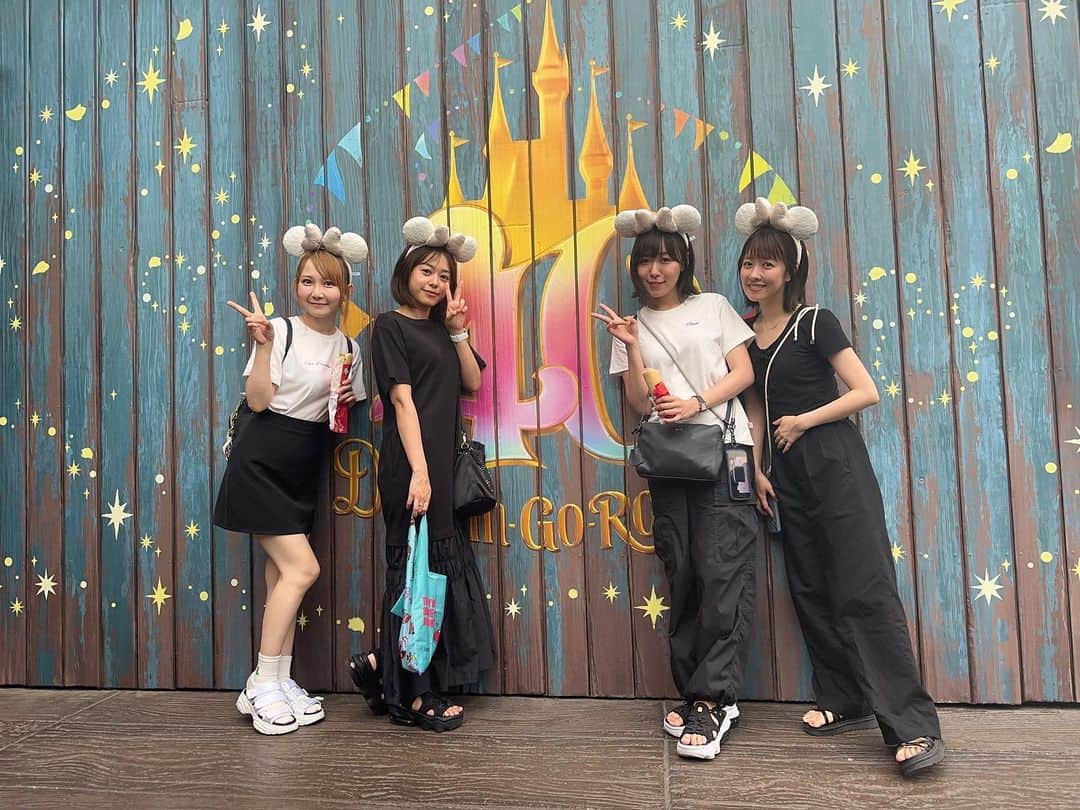 秋田知里さんのインスタグラム写真 - (秋田知里Instagram)「るかかんなさきちゃんとシー🌋🚢✨隠れミッキー探しまくって、多分人生で1番ミッキー探した日🤣🤣ほんでみんなで盛り上がりすぎて、周りの人も気になったのか「どこですか？」ってかんなが聞かれてたのめちゃくちゃおもろかったwwちょー笑った1日でした🫶🏻✨ #ディズニー #ディズニーシー #disneysea #disney」7月21日 18時07分 - akitachisato_official