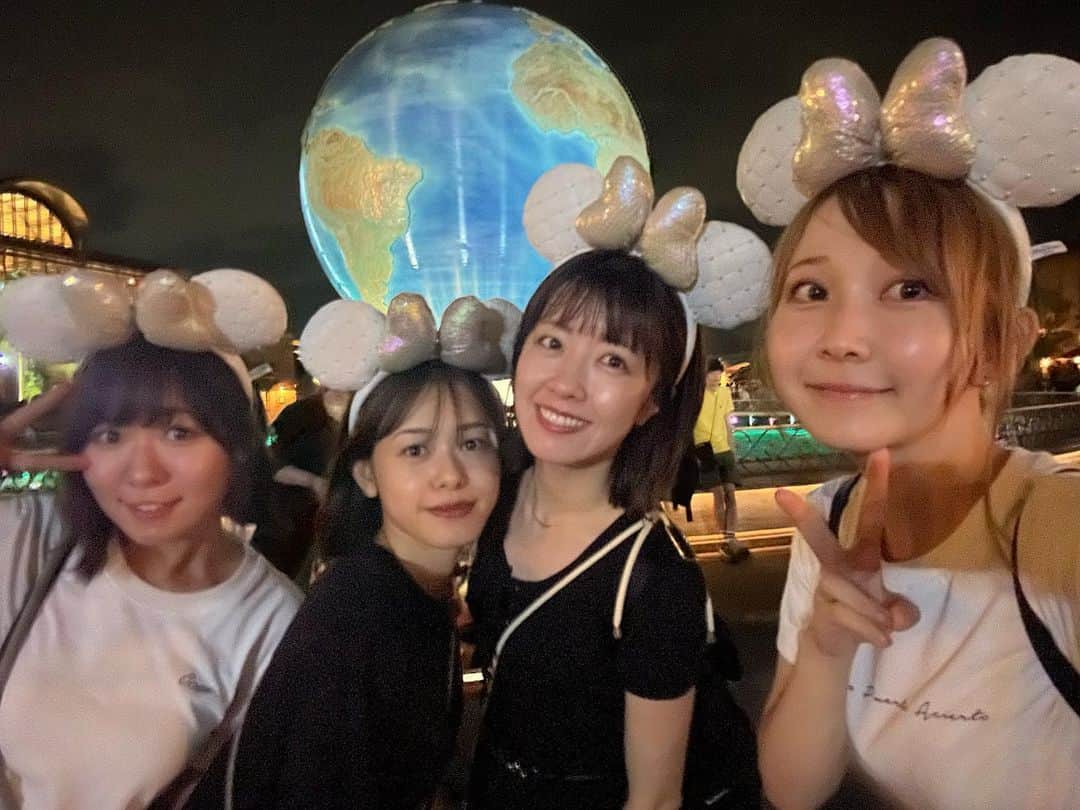 秋田知里さんのインスタグラム写真 - (秋田知里Instagram)「るかかんなさきちゃんとシー🌋🚢✨隠れミッキー探しまくって、多分人生で1番ミッキー探した日🤣🤣ほんでみんなで盛り上がりすぎて、周りの人も気になったのか「どこですか？」ってかんなが聞かれてたのめちゃくちゃおもろかったwwちょー笑った1日でした🫶🏻✨ #ディズニー #ディズニーシー #disneysea #disney」7月21日 18時07分 - akitachisato_official