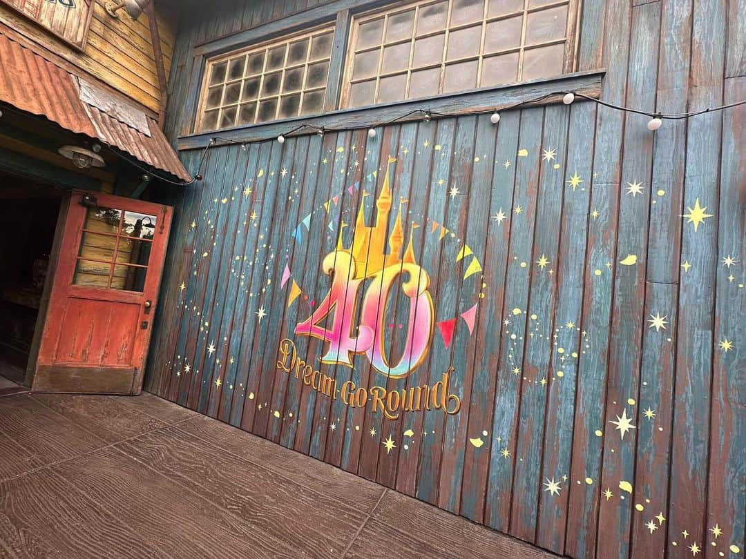 秋田知里さんのインスタグラム写真 - (秋田知里Instagram)「るかかんなさきちゃんとシー🌋🚢✨隠れミッキー探しまくって、多分人生で1番ミッキー探した日🤣🤣ほんでみんなで盛り上がりすぎて、周りの人も気になったのか「どこですか？」ってかんなが聞かれてたのめちゃくちゃおもろかったwwちょー笑った1日でした🫶🏻✨ #ディズニー #ディズニーシー #disneysea #disney」7月21日 18時07分 - akitachisato_official