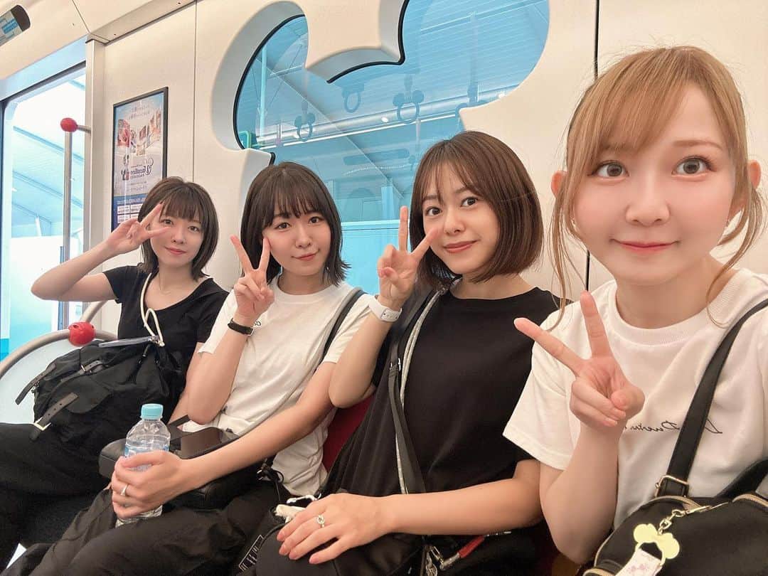 秋田知里さんのインスタグラム写真 - (秋田知里Instagram)「るかかんなさきちゃんとシー🌋🚢✨隠れミッキー探しまくって、多分人生で1番ミッキー探した日🤣🤣ほんでみんなで盛り上がりすぎて、周りの人も気になったのか「どこですか？」ってかんなが聞かれてたのめちゃくちゃおもろかったwwちょー笑った1日でした🫶🏻✨ #ディズニー #ディズニーシー #disneysea #disney」7月21日 18時07分 - akitachisato_official