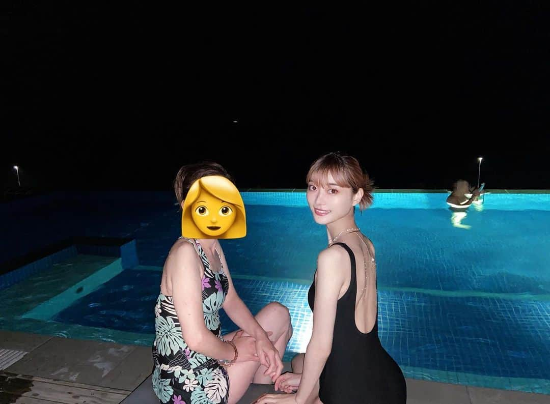 阿知波妃皇のインスタグラム：「family trip 🏝️🏊‍♀️  photo with mom👩👩‍🦰」