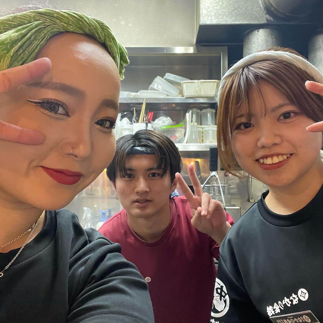 なかの食鶏十三店のインスタグラム：「こんばんは🌆 なかの食鶏十三店です‼︎  華金ですね⭐️⭐️ 本日入荷が少ないですが 数量限定で‼️ 『ゴールデンレバー』と！ 『若鶏のせぎも』ありますよお~😎  本日も暑いですが1週間の疲れを取りにお待ちしております🥳🥳🥳  #なかの食鶏　 #なかの食鶏十三店 #焼き鳥居酒屋 #十三グルメ #泣く子も黙る焼鳥 #焼き鳥好きな人と繋がりたい」