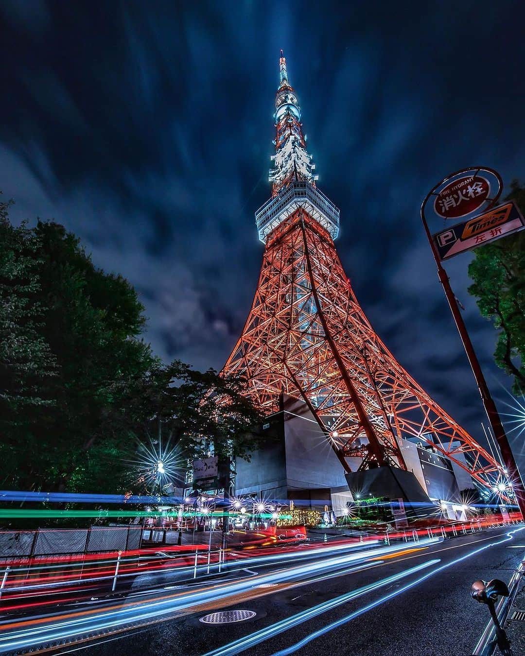 東京タワーさんのインスタグラム写真 - (東京タワーInstagram)「. 7/7より、ランドマークライトが 涼しげな夏バージョンに衣替えしましたが、   Your Tokyo Tower🗼にも 夏バージョンのお写真が たくさん投稿されていますね！   本日は🖐️ 少し怪しげな空模様と、 「東京タワー通り」を走るレーザービームが 夏バージョンのランドマークライト🗼を 一層クールに感じさせてくれるこちらの一枚！   @sakaki0325 さん 素敵なお写真をありがとうございました😄  --------------------------------  【 お知らせ 】  # your_tokyotowerで あなたの東京タワー🗼をリポスト！  皆様からの投稿 どしどしお待ちしております！  @tokyotower_official の タグ付けもよろしくね🖐  詳細はプロフィールにある 固定されたフィード投稿から↓ @tokyotower_official  --------------------------------  #東京タワー #東京タワー🗼  #tokyotower #tokyotower🗼  #夏 #夏カラー  #ライトアップ #lightup」7月21日 18時11分 - tokyotower_official