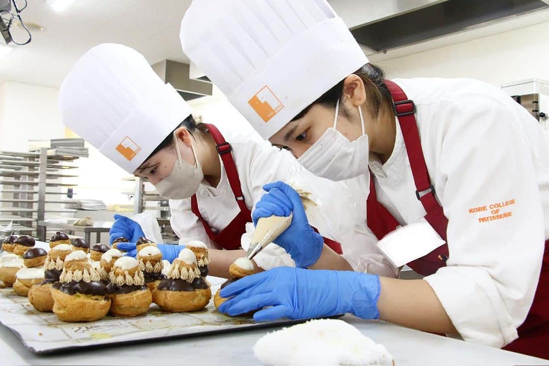 神戸製菓専門学校（公式）さんのインスタグラム写真 - (神戸製菓専門学校（公式）Instagram)「すごい！✨2年間の実習･演習時間は 関西トップクラスの1500時間‼️  製菓本科2年生の高度洋菓子実習では それぞれ工程を考えながら 2品のお菓子を仕上げました✨😆  ●チーズとカシスのムース 1層1層が複雑な配合でできており こだわりが詰まった繊細なムース。 カシスとチーズと栗の組み合わせは最高です✨😍  ●ルリジューズ ルリジューズとは「修道女」という意味で、 重ねたシュークリームの形とクリームのレース模様が 修道服のように見えるためこの名前がついたそうです♪  2年間、在学中に資格を取ってじっくりとプロを 目指したい人は製菓本科でお待ちしています✨😉  #神戸製菓　#神戸製菓専門学校　#製菓本科　#洋菓子　#高度洋菓子実習　#ルリジューズ　#カシスフロマージュ　#ムース　#シュークリーム　#🍰　#ケーキ　#お菓子作り　#神戸　#三ノ宮　#お菓子作り　#お菓子作り好きな人と繋がりたい　#製菓　#製菓専門学校　#パティシエ　#pattistagram2023」7月21日 18時18分 - kobeseika_info