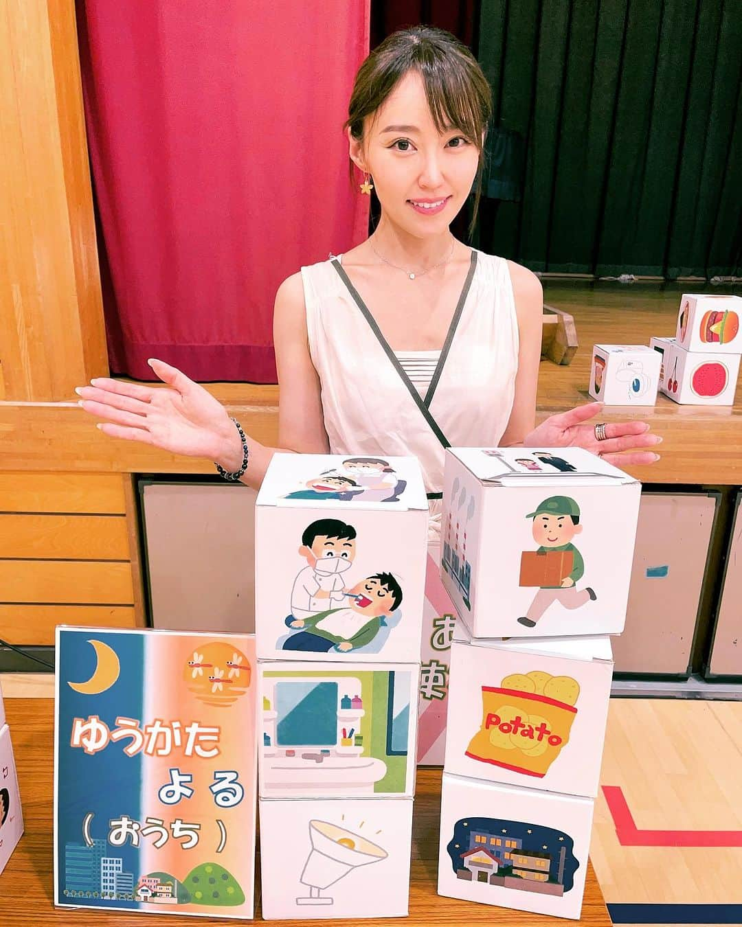 中川祐子さんのインスタグラム写真 - (中川祐子Instagram)「先日、台東区にある小学校で 環境授業をさせて頂きました〜🌏 . オンラインではなく、 対面での環境授業は久しぶり☺️💓 やっぱり子供たち一人一人の顔を 直接見て授業できるのは最高❤️ . めちゃくちゃ暑い日だったから 体育館での授業は熱中症が心配だったけど、 行ってみてビックリ‼️ なんと体育館に冷房がついていた😳 今の小学校ってすごいのね笑✨✨ . 今回のテーマは 地球温暖化と自然エネルギーについて⚡️ まさにこの連日の暑さと各地の大雨に ピッタリのテーマでした☀️☔️ . 面白い実験もたくさんやったから 子供たちも楽しんでくれたみたい😆 みんなが大人になっても記憶に残るような 授業になったら嬉しいな☺️✨ . それにしても素直な子供たちの反応は いつ見ても可愛いぃ😍 . 私には子供がいないから こうやって子供たちと触れ合える時間は とても貴重で幸せ☺️🙏 . また子供たちの笑顔で たくさんのエネルギーをもらいました🥰 . みんなありがとうー💓 . . #出前環境授業 #小学校環境授業  #環境教育 #地球温暖化 #自然エネルギー #異常気象 #災害級の暑さ  #熱中症に気をつけて  #体育館 #冷房ついてる #今どきの小学校ってすごい  #実験たくさん #楽しい授業 #子供たちの記憶に残るといいな  #子供たちの笑顔は最高 #私のエネルギー #気象予報士 #気象キャスター #WCN #環境授業講師」7月21日 18時14分 - nakagawa.yuko