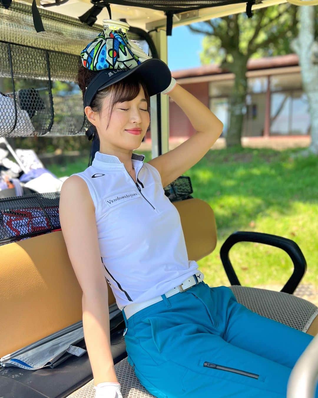 高橋としみのインスタグラム：「今年の夏、初ゴルフ！！ 暑かったー💦💦 氷嚢は手放せない😊  ウェア全身　@oakleyjapan ✨✨ ストレッチのきいたパンツコーデで 出来る女風です😎  3枚目の動画は ちょっとロブを頑張ったが、カラーでした⛳️  オークリーショップ https://www.oakley.com/ja-jp/category/golf-gear GDOゴルフショップ https://shop.golfdigest.co.jp/newshop/f/genre_001015_mkr_00225?contentsid=ladieswear-brandlist/?car=inf #PR#オークリー#オークリーゴルフ#オークリーレディース#オークリーレディス#ゴルフ#ゴルフ女子#ゴルフスウィング#ゴルフ好きと繋がりたい #golf」
