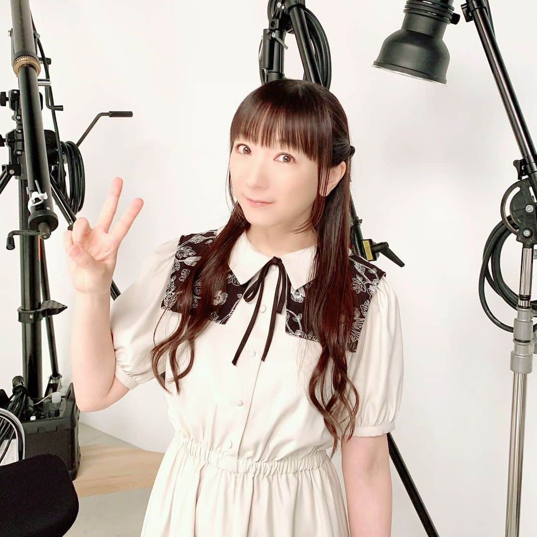 堀江由衣のインスタグラム：「夏休み記念その2♪  去年取材して頂いた時の写真です！ 背景がものすごくスタジオっぽい（笑）」