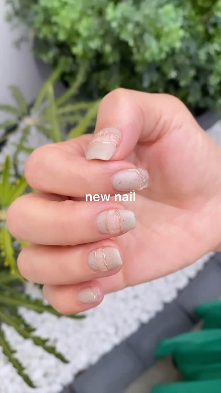 のインスタグラム：「. #newnail  お母さんの手です👵🏻  いつもママを手触って 柔らかいなー キレイやなー って思う👐🏻  #見習わなきゃ  ＿＿＿＿＿＿＿＿＿＿＿＿＿＿＿  #ジェルネイル#ニュアンスネイル#ショートネイル #個性派ネイル #トレンドネイル#ネイル好きな人と繋がりたい#オレンジ#オレンジネイル#透け感ネイル#ワンカラーネイル#アシンメトリーネイル#スクエアネイル#ネイル#ネイルアート#ネイルデザイン#シンプルネイル#大人ネイル#オフィスネイル#マグネットネイル#マグネットネイルデザイン#マグネットジェル#マグネットフレンチ#ミラーネイル #うねうねネイル #韓国ネイル」