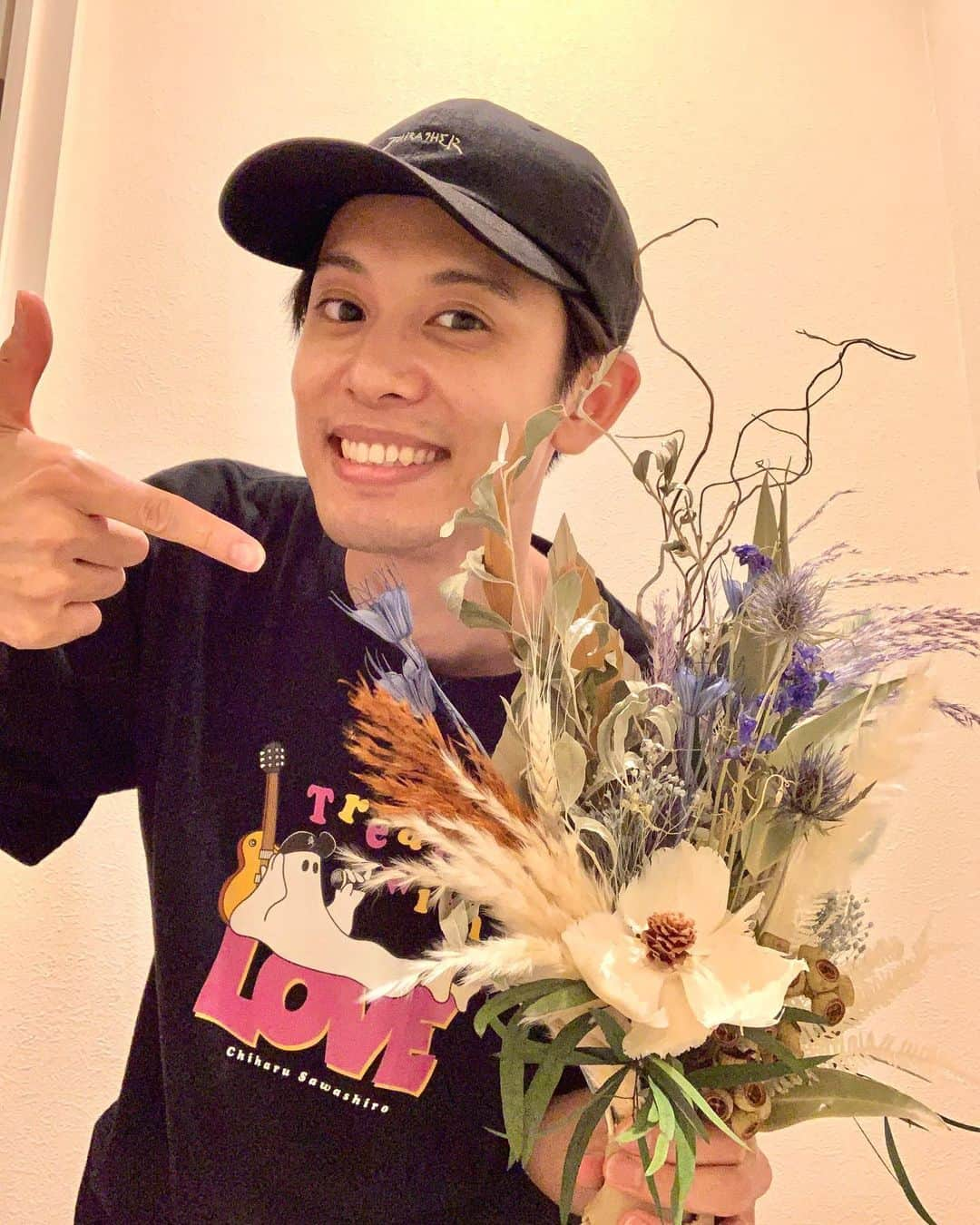 沢城千春のインスタグラム：「ドライフラワーを手に入れました✊💐 友達の奥さんが新潟でドライフラワーのお店『Rimore』　　　@rimore2023 を始めたらしく👏 ご連絡して早速GETしましたー‼️  とっても素敵😳‼️ 今までドライフラワーは出会う機会がありませんでしたが、凄く良い‼️‼️ 部屋に置くとワンランク上の部屋になる気がする！ブライダルブーケとかもやっているらしいので、ご結婚の予定がある方は是非😄🌷  お店は新潟なので 自分は簡単に行けないので 近くに住んでる人！ 行って来て！そして写真送って下さい(笑)👍 自分も新潟に行ったら寄りたいなと思います😄🌷  #にいがた　#ドライフラワー」