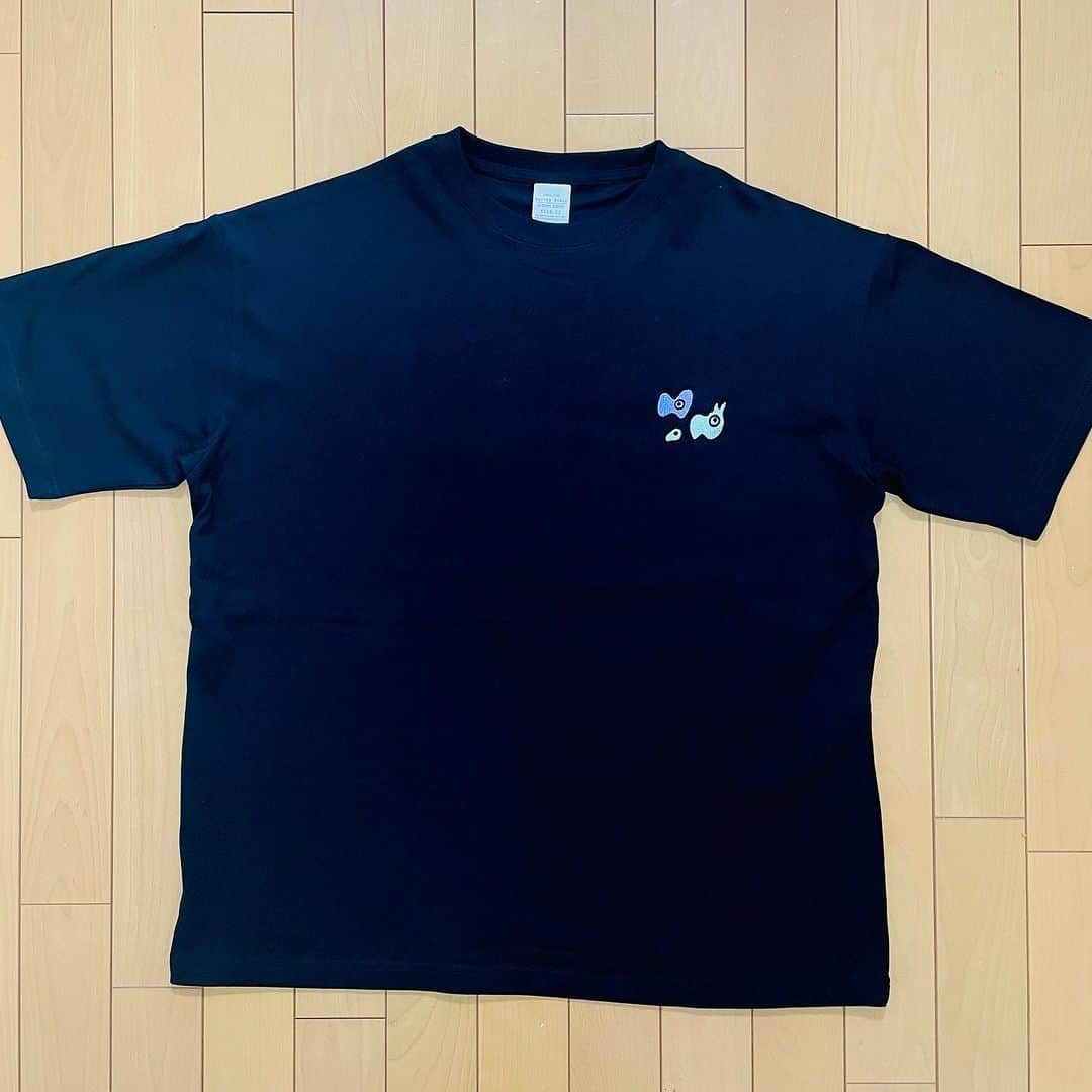 中村涼子さんのインスタグラム写真 - (中村涼子Instagram)「『刺繍ブラックBAKEちゃんMONOちゃんTシャツ』 Mサイズ着用 (162cm 50kg)  ALL ME！クラウドファンディング限定グッズより  －－－－－－－－－－－－－  ううう、Tシャツ生地に刺繍を入れたもの、 販売するの初めてで🥹 トレーナーや、ロンTにと作ってみていたのですが、 Tシャツに刺繍 生地がちゃんと保ってくれて、めちゃくちゃ可愛いです🥹🥹🙌✨  こちらはもうもういつでも着れます いつでもどの時でもどんなお洋服にでも合わせられます🥹🥹 パープルとピスタチオ という色の刺繍色(可愛い…!)でしたもので、とってもボトムスのカラーを選びません🥹🥹 夏も秋まで着れます可愛いです🥹🥹 3匹のBAKEちゃんMONOちゃんがちょっと立体になって胸元でワチャっとしてます🥹🥹🥹 ときめきます。  こちらに、 現在生地の発注をして製作に入る ポーチと、マスコットキーホルダー それに参加証明書やポストカード、待受画面などを合わせた  限定グッズSET  を返礼品で販売しています！ こちらの購入いただいた費用は個展開催の資金にもなります🙌  あと9日のクラウドファンディングも宜しくお願い致します💐💐  【2023年7月2日（日）12:00〜7月30日(日)23:59までクラウドファンディング中！】 募集ページは、 プロフィールリンク一番上から飛べます✈️  ーーーーーーーーーー 2023年10月3日（火）〜8日（日） 中村涼子個展『ALL ME！』 会場:弘重ギャラリー ーーーーーーーーーー  #中村涼子個展 #ALLME」7月21日 18時22分 - nakamuraryoko56
