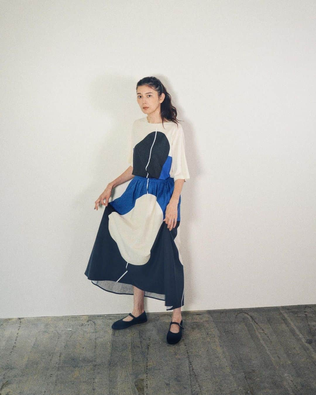 菊池亜希子さんのインスタグラム写真 - (菊池亜希子Instagram)「marimekko 23A/W🥀🫖  気になるアイテムを使ってコーディネートしました。  シルエットやデザインは大胆なのに、さらりとお散歩気分で軽やかに着られるところがmarimekkoのお洋服の素敵なところ。 小柄さんでもノッポさんでも、ティーンでもおばあちゃんでも。それぞれに似合うバランスがある。marimekkoが似合うおばあちゃんになるのは、ひとつの目標かもしれないなぁ🌼 あぁフィンランド🇫🇮行きたい…💭  全国のマリメッコストア、日本公式オンラインストアをチェックしてみてくださいね〜🥐   📷　@ochiyasutaka  💄　@kikamkn   #marimekko  #marimekkofw23  #マリメッコ」7月21日 18時23分 - kikuchiakiko_official