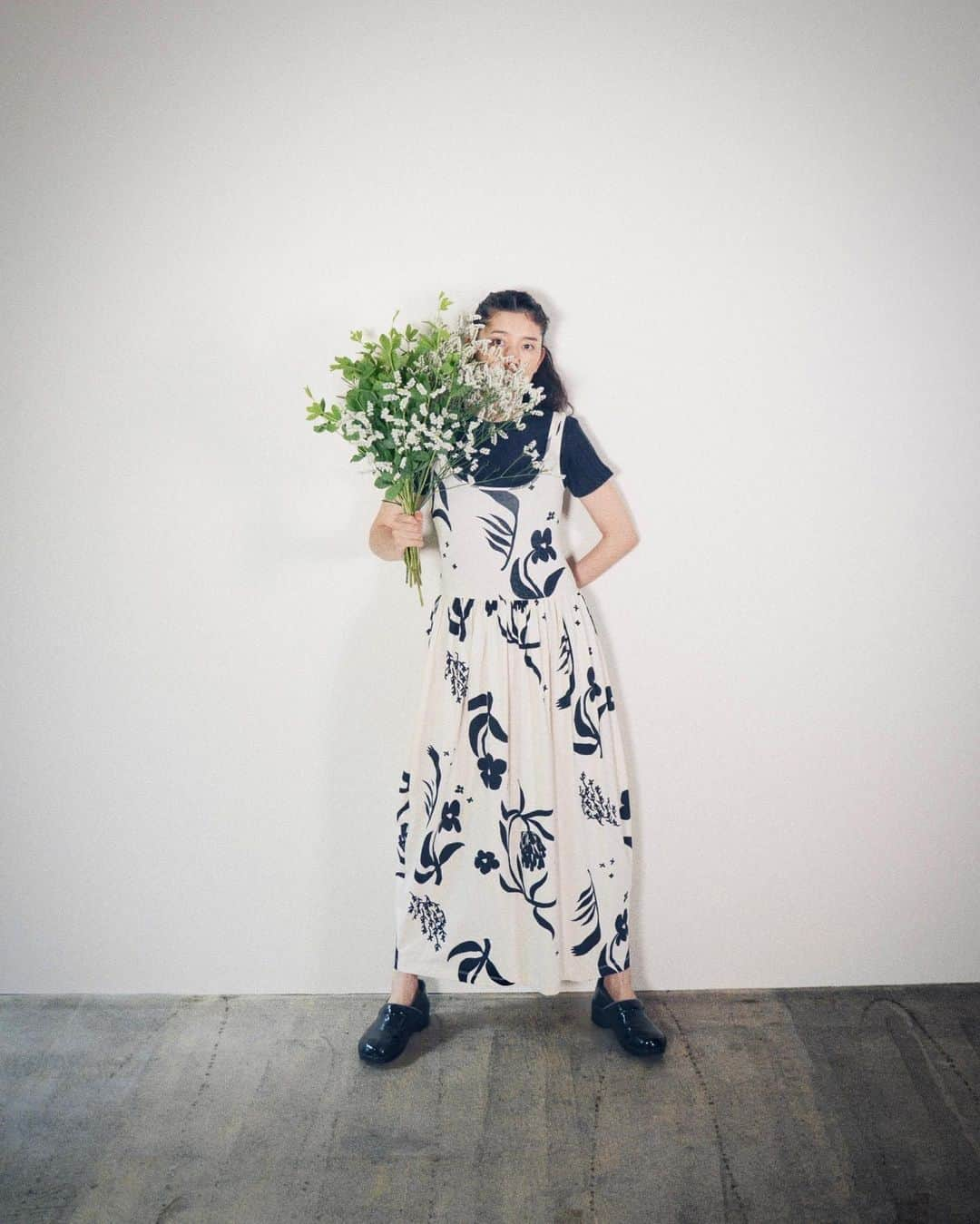 菊池亜希子さんのインスタグラム写真 - (菊池亜希子Instagram)「marimekko 23A/W🥀🫖  気になるアイテムを使ってコーディネートしました。  シルエットやデザインは大胆なのに、さらりとお散歩気分で軽やかに着られるところがmarimekkoのお洋服の素敵なところ。 小柄さんでもノッポさんでも、ティーンでもおばあちゃんでも。それぞれに似合うバランスがある。marimekkoが似合うおばあちゃんになるのは、ひとつの目標かもしれないなぁ🌼 あぁフィンランド🇫🇮行きたい…💭  全国のマリメッコストア、日本公式オンラインストアをチェックしてみてくださいね〜🥐   📷　@ochiyasutaka  💄　@kikamkn   #marimekko  #marimekkofw23  #マリメッコ」7月21日 18時23分 - kikuchiakiko_official