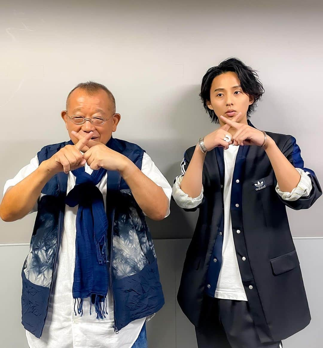 TBS「A-Studio」さんのインスタグラム写真 - (TBS「A-Studio」Instagram)「. スタッフ🤳 「今日のポーズはヤマハートでお願いします！」  思い思いのヤマハート頂きました…⛰️  #ベーガヤポーズ挑戦シリーズ #ヤマハート  MC2人にやってほしいポーズは いつでもコメントしてください✍️  ▶︎7/14 放送 藤ヶ谷さん衣装  jacket：Ayne pants：Ayne tee：Black Fruit shoes：Dolce & Gabbana bangle：north works  #Aスタプラス #笑福亭鶴瓶 #藤ヶ谷太輔」7月21日 18時24分 - astudio_tbs