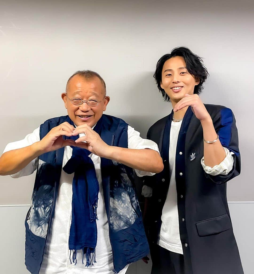 TBS「A-Studio」さんのインスタグラム写真 - (TBS「A-Studio」Instagram)「. スタッフ🤳 「今日のポーズはヤマハートでお願いします！」  思い思いのヤマハート頂きました…⛰️  #ベーガヤポーズ挑戦シリーズ #ヤマハート  MC2人にやってほしいポーズは いつでもコメントしてください✍️  ▶︎7/14 放送 藤ヶ谷さん衣装  jacket：Ayne pants：Ayne tee：Black Fruit shoes：Dolce & Gabbana bangle：north works  #Aスタプラス #笑福亭鶴瓶 #藤ヶ谷太輔」7月21日 18時24分 - astudio_tbs