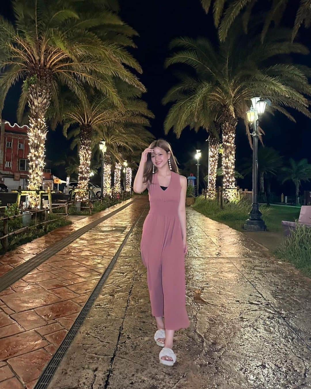 西川樹里のインスタグラム：「夜のアメリカンビレッジも最高✨🌴  旅行の時は大体ワンピ♡楽ちんできゃわ💓💓  #okinawa #americanvintage #instalike #instafashion #ootd #cherimi」