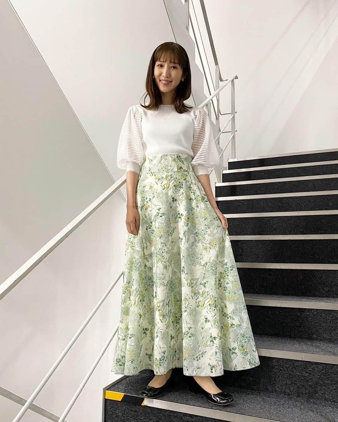 眞家泉さんのインスタグラム写真 - (眞家泉Instagram)「. 2023/07/20木 tops  #JILLSTUART skirt  #JILLSTUART pierce  #Jouete hair&make  @emi_ogiwara   #衣装 #報道ステーション #報ステ #テレビ朝日」7月21日 18時27分 - maie_izumi