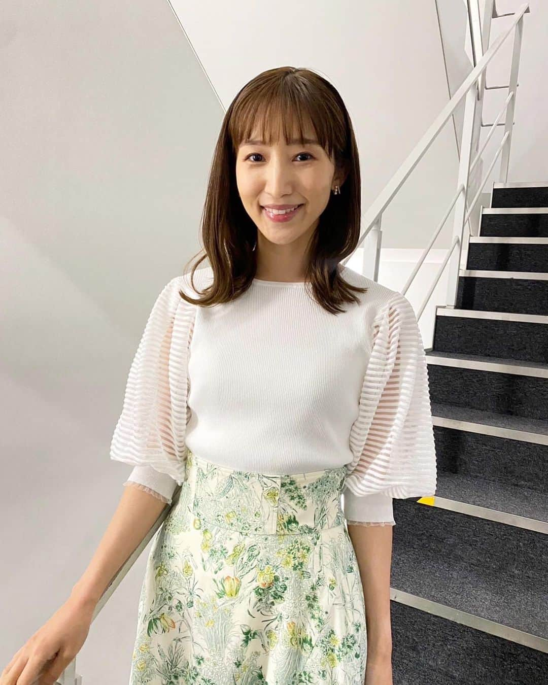 眞家泉さんのインスタグラム写真 - (眞家泉Instagram)「. 2023/07/20木 tops  #JILLSTUART skirt  #JILLSTUART pierce  #Jouete hair&make  @emi_ogiwara   #衣装 #報道ステーション #報ステ #テレビ朝日」7月21日 18時27分 - maie_izumi