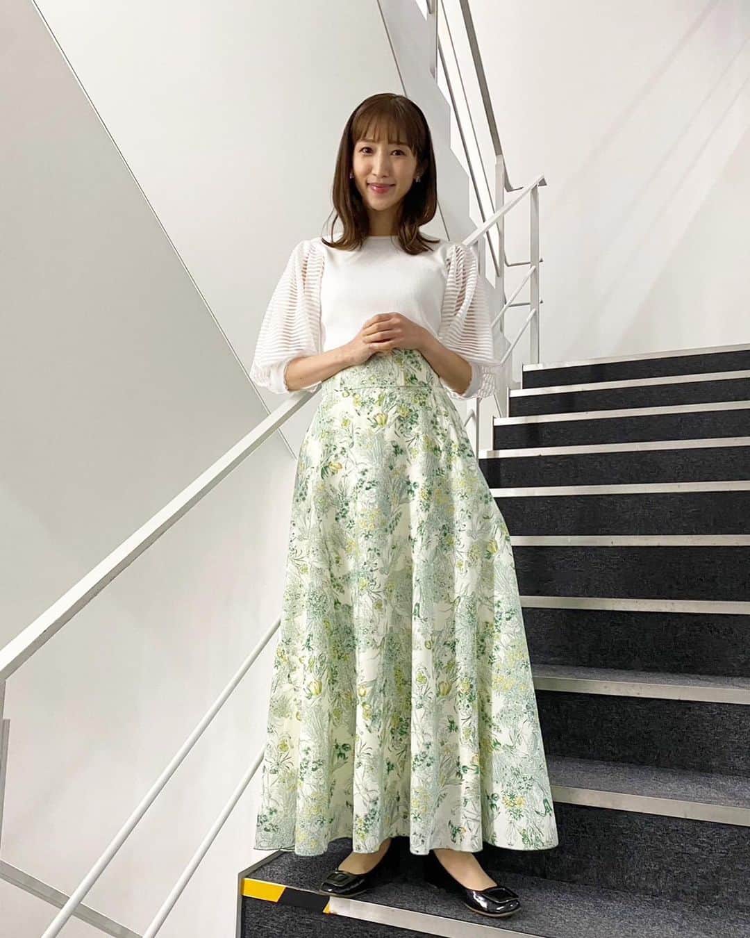 眞家泉のインスタグラム：「. 2023/07/20木 tops  #JILLSTUART skirt  #JILLSTUART pierce  #Jouete hair&make  @emi_ogiwara   #衣装 #報道ステーション #報ステ #テレビ朝日」