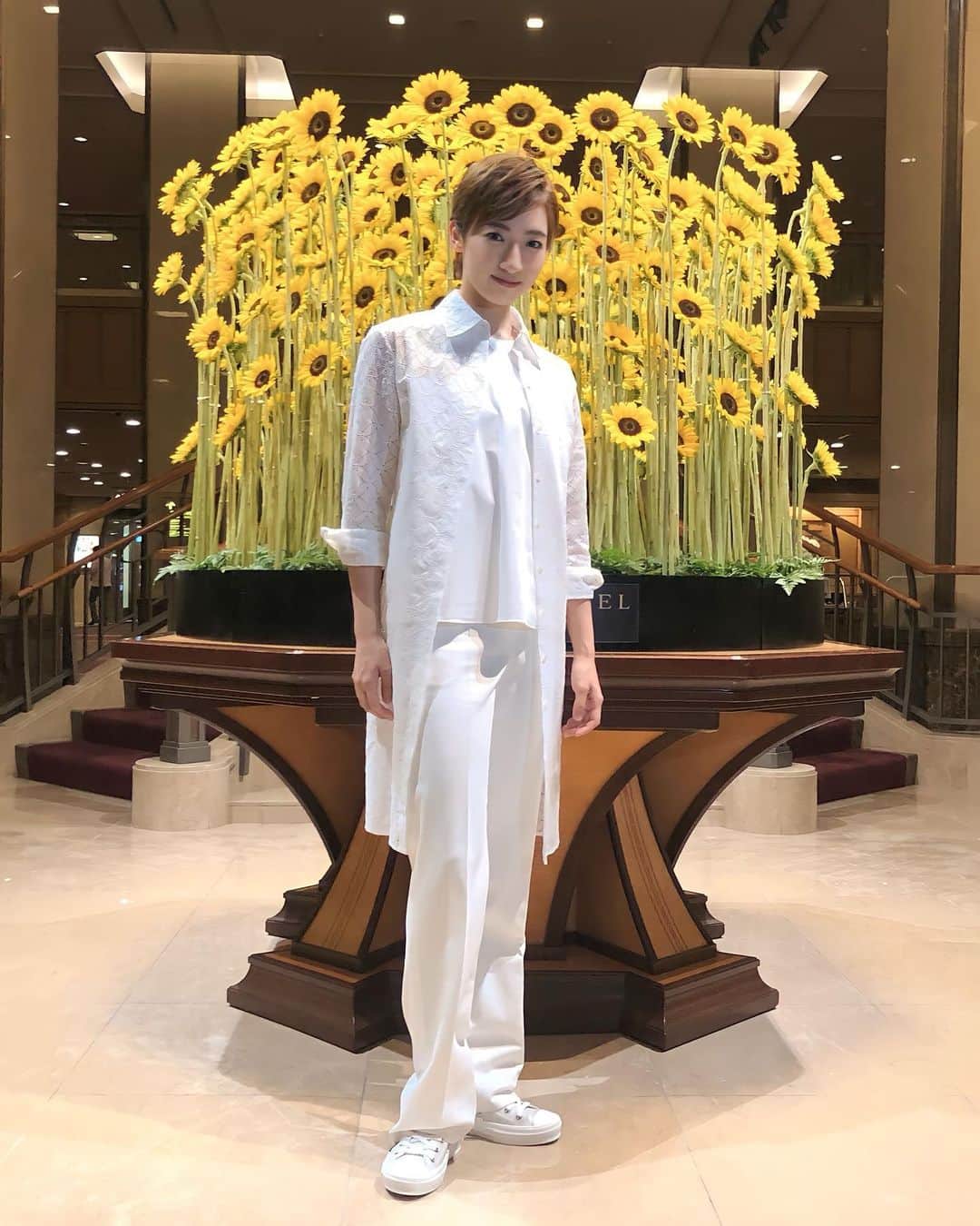 蒼羽りくのインスタグラム：「✴︎ ⁡ ⁡ 7.21 宝塚歌劇団を退団して4年が経ちました✨ あの日からもう4年かぁ…と この4年少しずつ変化していったこと、 変わらない大切なこと…色々感じます😌 これまでの様々な出来事に感謝をして、 こうして4年間を振り返る事ができる 節目の日がある事に感謝をして🙏 見守って支えてくださる皆さんがいる事に 改めて感謝をしています✨ ありがとうございます‼︎ これからもどうぞよろしくお願い致します。 ⁡ ⁡ ⁡ #宝塚#退団4周年#節目の1日 #感謝の日 #この白いお洋服を着て#楽屋入りしました #見守ってくださった皆さんに感謝です  そして#今も見守ってくださる皆さんに#感謝です#蒼羽りく #今夜はサロンメンバーの皆さんと振り返りトーク🤍」