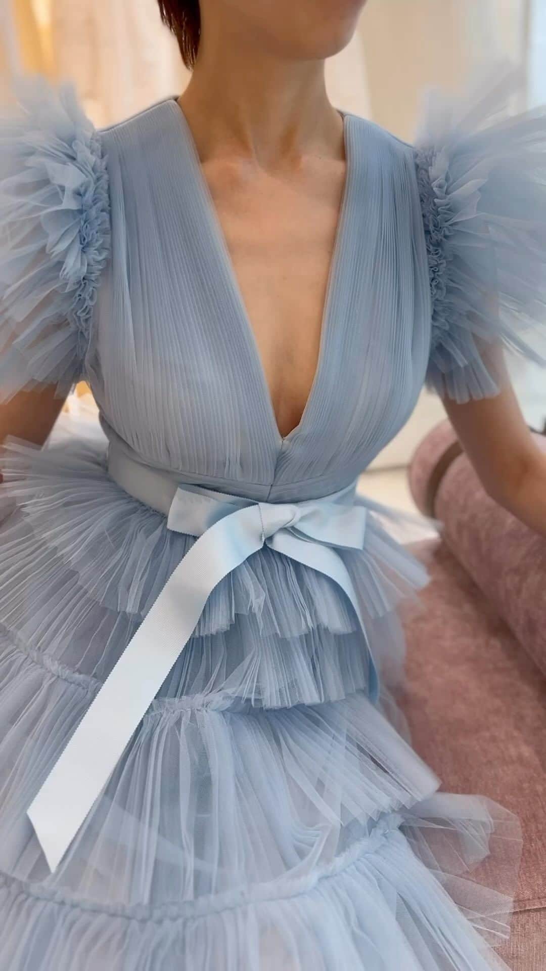 NOVARESE Dress Officialのインスタグラム：「⁡ 日本初上陸となる @huishanzhang  ロンドンに拠点を置くデザイナーです レッドカーペットで着用されることも多く、世界中の女性たちから愛されています ⁡ まもなく、ご案内開始となります どうぞ、お楽しみに！ ⁡ Dress: Nicolette (Huishan Zhang) @huishanzhang @novaresewedding  ⁡ #ノバレーゼウエディング #ノバレーゼ #ノバレーゼドレス #プレ花嫁 #東京花嫁 #関西花嫁 #名古屋花嫁 #広島花嫁 #福岡花嫁 #ウエディングドレス #ノバレーゼ花嫁 #novaresewedding #novarese #huishanzhang」