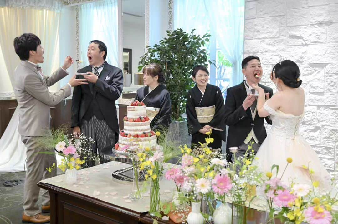 MJQ WEDDINGさんのインスタグラム写真 - (MJQ WEDDINGInstagram)「★★★★★ 🍰Thanks byte🍰  育ててくれてありがとうの 感謝の気持ちを込めて 大きな口を開けて「あ～ん！」  サンクスバイトには 『幸せのおすそわけ』 という意味もあります！  #wedowedding #wedding#fivestarwedding #gardenhils#ガーデンヒルズ迎賓館 #完全貸切#ゲストハウスウェディング #結婚式#結婚式場#式場探し#結婚準備 #宮城#仙台#定禅寺通り#仙台花嫁 #プレ花嫁#卒花嫁#卒花 #2023秋婚#2023冬婚#2024春婚 #披露宴会場#パーティ会場 #ゲストテーブル #入籍しました#結婚しました」7月21日 18時30分 - gardenhills_fivestarwedding