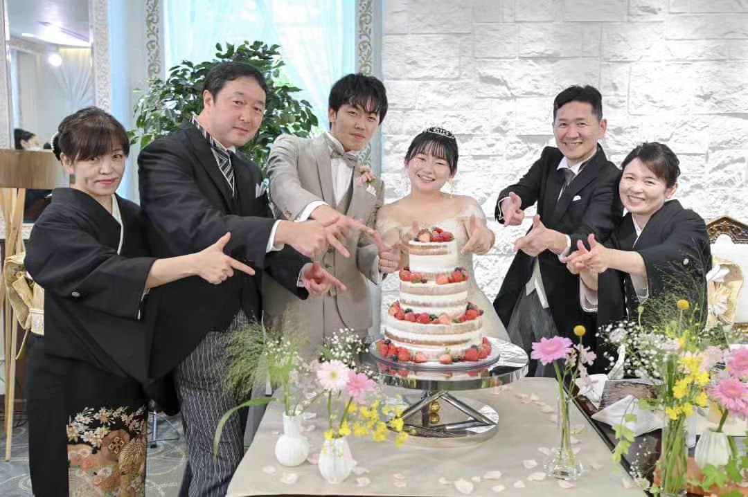 MJQ WEDDINGさんのインスタグラム写真 - (MJQ WEDDINGInstagram)「★★★★★ 🍰Thanks byte🍰  育ててくれてありがとうの 感謝の気持ちを込めて 大きな口を開けて「あ～ん！」  サンクスバイトには 『幸せのおすそわけ』 という意味もあります！  #wedowedding #wedding#fivestarwedding #gardenhils#ガーデンヒルズ迎賓館 #完全貸切#ゲストハウスウェディング #結婚式#結婚式場#式場探し#結婚準備 #宮城#仙台#定禅寺通り#仙台花嫁 #プレ花嫁#卒花嫁#卒花 #2023秋婚#2023冬婚#2024春婚 #披露宴会場#パーティ会場 #ゲストテーブル #入籍しました#結婚しました」7月21日 18時30分 - gardenhills_fivestarwedding