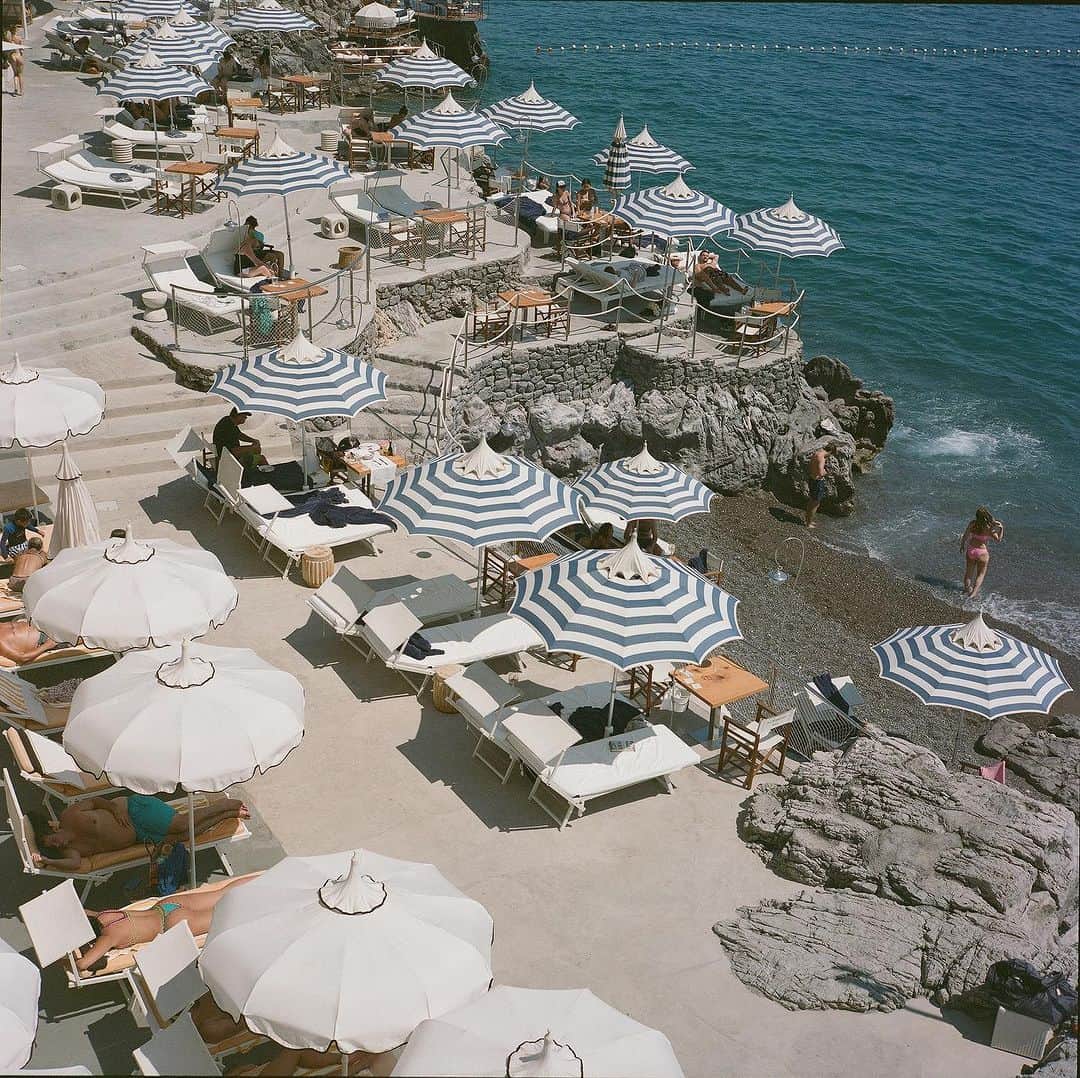 ペ・ジョンナムのインスタグラム：「rolleiflex 2.8f Aurum 1983 camera. 📸🎞️🎞️🎞️ 6X6 120mm film 😊👍🏻👍🏻⛱️⛱️⛱️⛱️⛱️⛱️⛱️⛱️⛱️⛱️⛱️⛱️ #rolleiflex28aurum #노보정노필터 #배작가」
