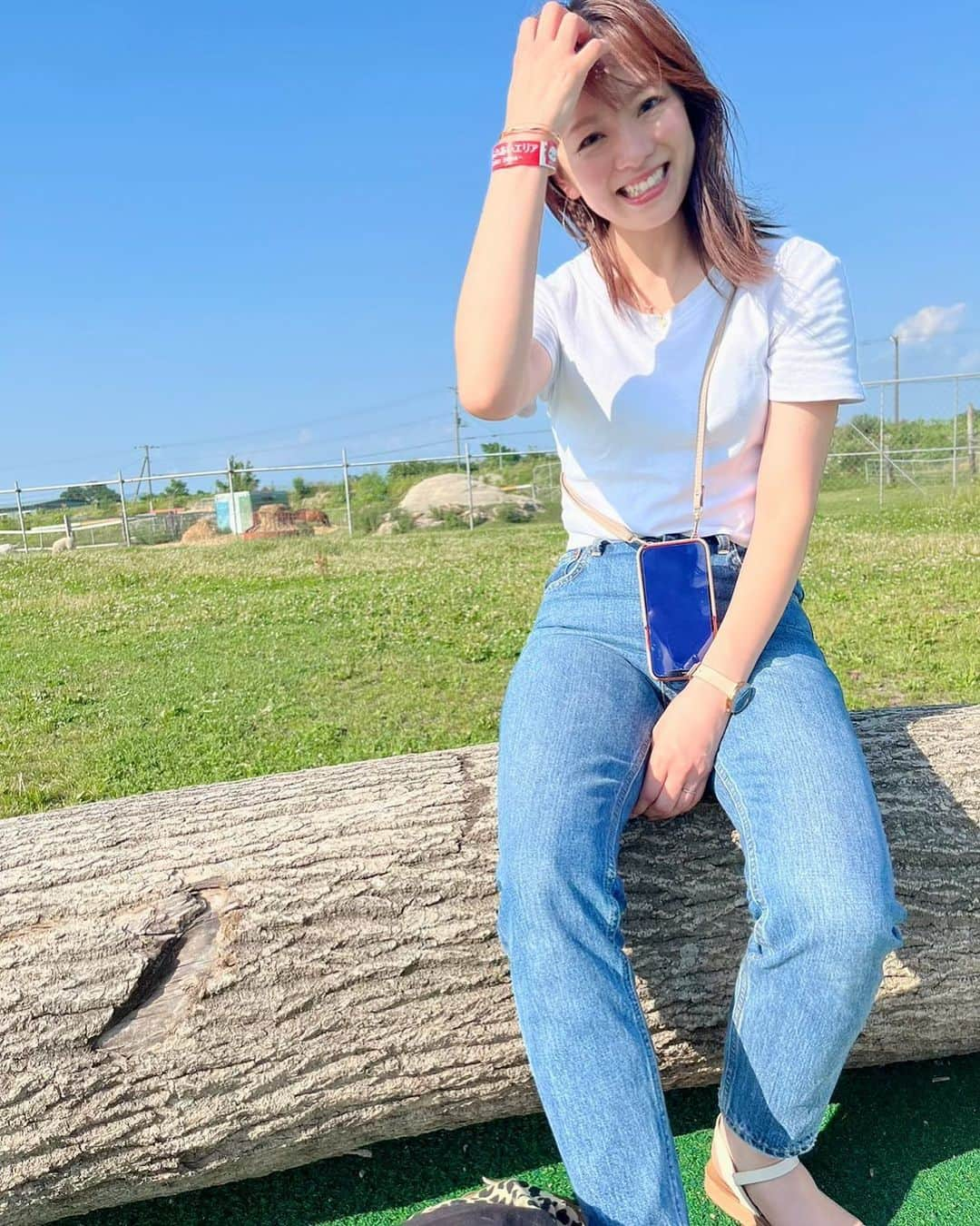 芳賀愛華さんのインスタグラム写真 - (芳賀愛華Instagram)「. あっちっちー🥵だった日😎☀️  明日は9時30分からのイチモニ📺 イオン札幌平岡店から生中継担当します☺️  北海道の夏の味覚をご紹介します😋 お楽しみに☺️  #夏#夏コーデ#北海道の夏#デニム#デニムコーデ#白ティー#イチモニ」7月21日 18時31分 - aika_haga