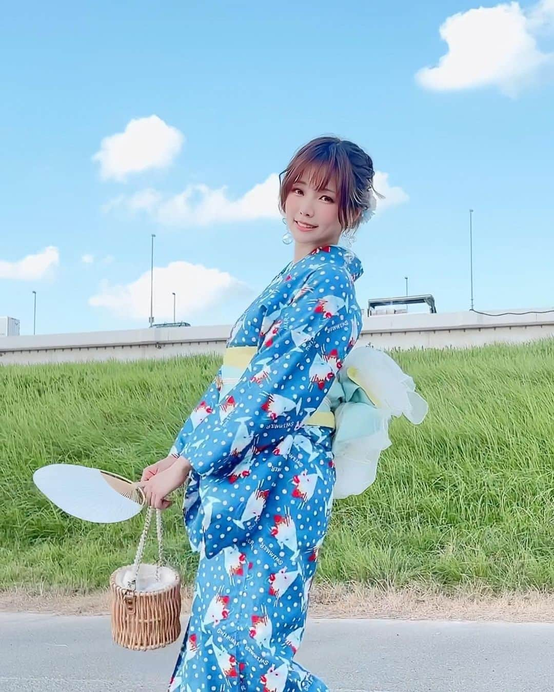 Elyのインスタグラム：「Completed the yukata photoshoot this year as well💎 ✦ 今年も浴衣撮りました💙 ✦ 今年也順利拍攝到浴衣～(｡☌︎ᴗ☌︎｡)❤︎而且是晴天☀️  Photo by @dzzdm  Kimono & hair @kimono_luna  #ely #elycosplay #cosplay #yukata #浴衣 #summer #lété #lete」