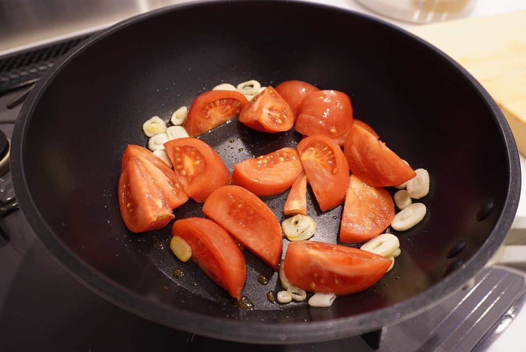 印度カリー子さんのインスタグラム写真 - (印度カリー子Instagram)「【レシピ】夏野菜たっぷり♪トマトビーフ・スープカレー  トマトの旨味が凝縮！  隠し味のめんつゆと香ばしい焼きおにぎりの味わいが相性抜群です。  お好きな夏野菜でアレンジしてね♪  材料（2人分） ・大きな大きな焼きおにぎり（ニッスイ、冷凍）2個 ・牛うすぎり肉　150g ・トマト　1個（200g。くし切り） ・にんにく　3かけ ・コンソメ　1個 ・めんつゆ（3倍濃縮）　大さじ1 ・油　大さじ1 ・水　250ml  スパイス ・ターメリック、クミン、コリアンダーパウダー　各小さじ1 ※カレー粉　大さじ１でも代用可能  トッピング ・お好きな夏野菜（なす、パプリカ、オクラ、ピーマン、インゲンなど）、ゆで卵など  作り方 ①フライパンに油をひいて、弱火でにんにくを熱する  ②香りが立ってきたら、トマトを汁気がなくなるまで中火で炒める  ③水、スパイス、コンソメ、めんつゆを加え、ふたをして弱火で10分煮込む  ④牛肉を加えて、1～2分ほど煮る。肉の色が変わったらすぐ火を止める  ⑤大きな大きな焼きおにぎりを電子レンジで規定の時間温め、④をかける。別のフライパンで焼いておいた夏野菜やゆで卵をトッピングする  #大きな大きな焼きおにぎり　#ニッスイ　#pr」7月21日 18時33分 - indocurryko