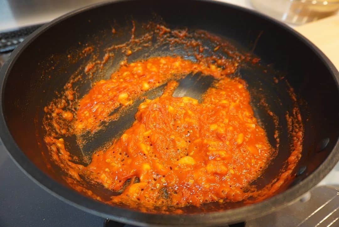 印度カリー子さんのインスタグラム写真 - (印度カリー子Instagram)「【レシピ】夏野菜たっぷり♪トマトビーフ・スープカレー  トマトの旨味が凝縮！  隠し味のめんつゆと香ばしい焼きおにぎりの味わいが相性抜群です。  お好きな夏野菜でアレンジしてね♪  材料（2人分） ・大きな大きな焼きおにぎり（ニッスイ、冷凍）2個 ・牛うすぎり肉　150g ・トマト　1個（200g。くし切り） ・にんにく　3かけ ・コンソメ　1個 ・めんつゆ（3倍濃縮）　大さじ1 ・油　大さじ1 ・水　250ml  スパイス ・ターメリック、クミン、コリアンダーパウダー　各小さじ1 ※カレー粉　大さじ１でも代用可能  トッピング ・お好きな夏野菜（なす、パプリカ、オクラ、ピーマン、インゲンなど）、ゆで卵など  作り方 ①フライパンに油をひいて、弱火でにんにくを熱する  ②香りが立ってきたら、トマトを汁気がなくなるまで中火で炒める  ③水、スパイス、コンソメ、めんつゆを加え、ふたをして弱火で10分煮込む  ④牛肉を加えて、1～2分ほど煮る。肉の色が変わったらすぐ火を止める  ⑤大きな大きな焼きおにぎりを電子レンジで規定の時間温め、④をかける。別のフライパンで焼いておいた夏野菜やゆで卵をトッピングする  #大きな大きな焼きおにぎり　#ニッスイ　#pr」7月21日 18時33分 - indocurryko