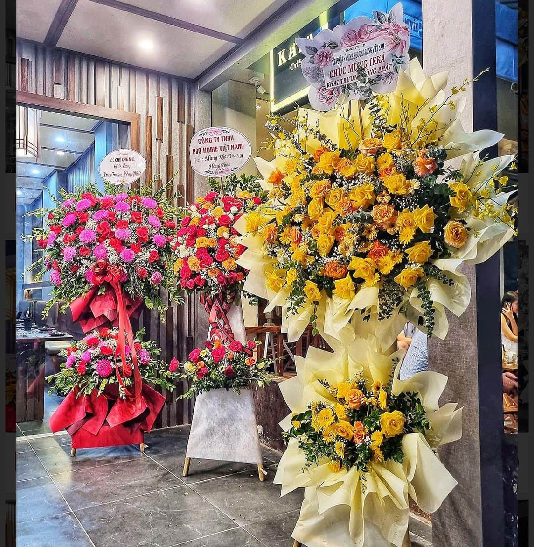 石鍋正寿さんのインスタグラム写真 - (石鍋正寿Instagram)「7月19日、ベトナムのハノイにて焼肉IKKAグランドオープン致しました🎉  初日は、悪天候の中ではありましたがたくさんのお祝い花と、たくさんのお客様に来て頂けました‼️  まだまだ、改善しなくてはならないところがありますが、ベトナムのハノイへ来る機会がありましたら、マサトシに会いに来ていただけるなら、ぜひIKKAの焼肉を楽しんでいただけたらなと思います✨今後とも、何卒よろしくお願いいたします😁 ・ ・  #vietnam #hanoi#miyazaki#miyazakigyu #yakiniku #wagyu#ikka #ベトナム#ハノイ#宮崎 #宮崎牛#和牛」7月21日 18時34分 - masatoshi.i