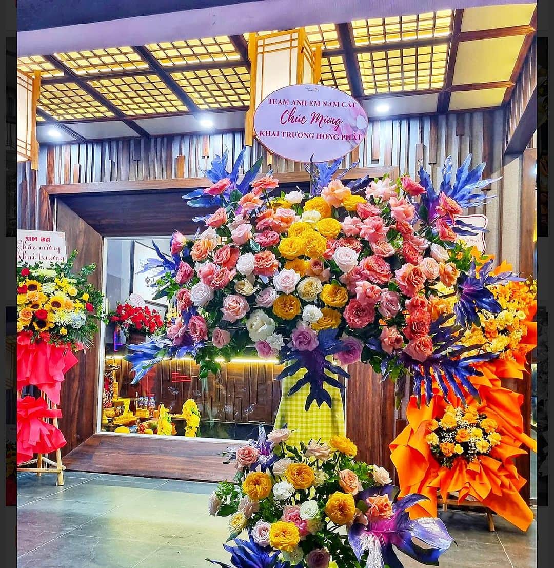 石鍋正寿さんのインスタグラム写真 - (石鍋正寿Instagram)「7月19日、ベトナムのハノイにて焼肉IKKAグランドオープン致しました🎉  初日は、悪天候の中ではありましたがたくさんのお祝い花と、たくさんのお客様に来て頂けました‼️  まだまだ、改善しなくてはならないところがありますが、ベトナムのハノイへ来る機会がありましたら、マサトシに会いに来ていただけるなら、ぜひIKKAの焼肉を楽しんでいただけたらなと思います✨今後とも、何卒よろしくお願いいたします😁 ・ ・  #vietnam #hanoi#miyazaki#miyazakigyu #yakiniku #wagyu#ikka #ベトナム#ハノイ#宮崎 #宮崎牛#和牛」7月21日 18時34分 - masatoshi.i