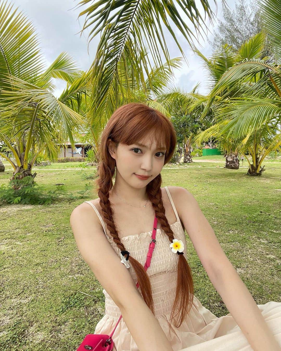 ももなのインスタグラム：「めっちゃキメ顔やけど顔にコバエ2匹ついてる」