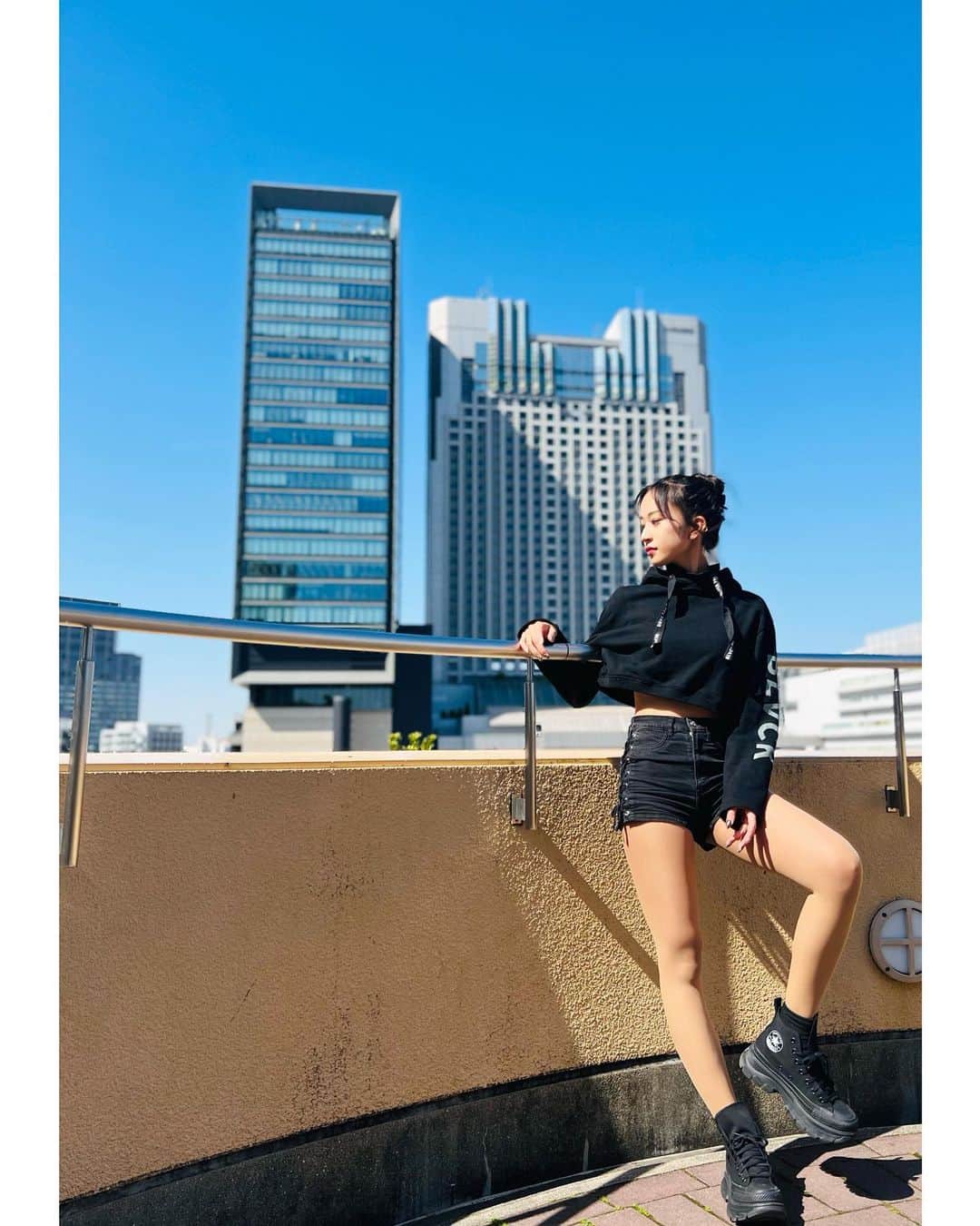 だふちゃん 。のインスタグラム：「📸 🏙️  カッコよく撮ってもらった ✌︎  ３枚目の私の顔で この日の日差しの強さを感じてみて。わら  #ポートレート #portrait」