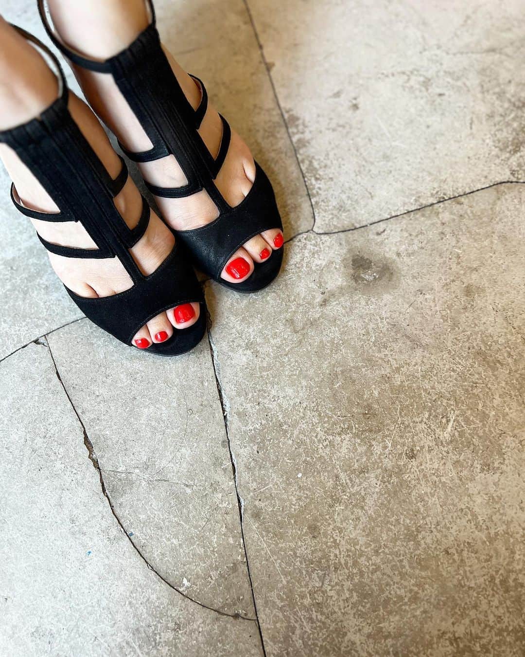 Kana Kobayashiさんのインスタグラム写真 - (Kana KobayashiInstagram)「#pedicure #footnails #sandals #ネイル #フットネイル #赤ネイル #フットケア #シンプルネイル」7月21日 18時35分 - anela_kana