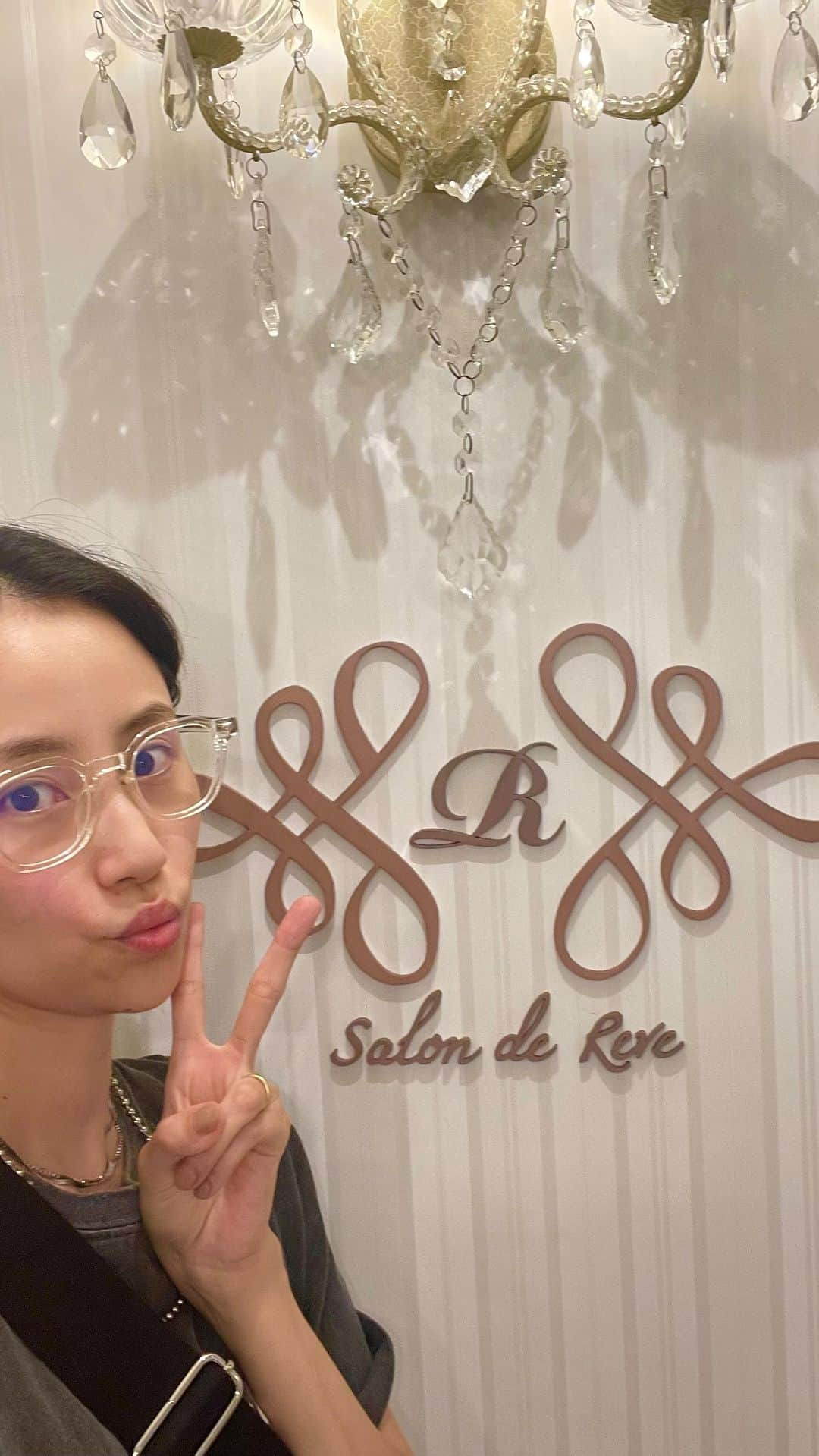 Rienaのインスタグラム：「@salon_de_reve   ずっと楽しみにしていた セルライトの施術🦵🏻🦵🏻🦵🏻🦵🏻  @hatakeyama_chiaki が行っていて ずっと気になっていたサロン✨  私自身が、 こういうボディー系のクリニックが初めてで、 どんな施術があるのかも未知で...  ただ、セルライトが普通に立っていても目ではっきりわかるくらいあって😓😓😓  私と同じ様に 全く初めての人にも分かりやすく？ リールを作ってみました✨  参考になれば☺️😊  @salon_de_reve   📍東京都港区北青山3-12-7 カプリース青山1109」