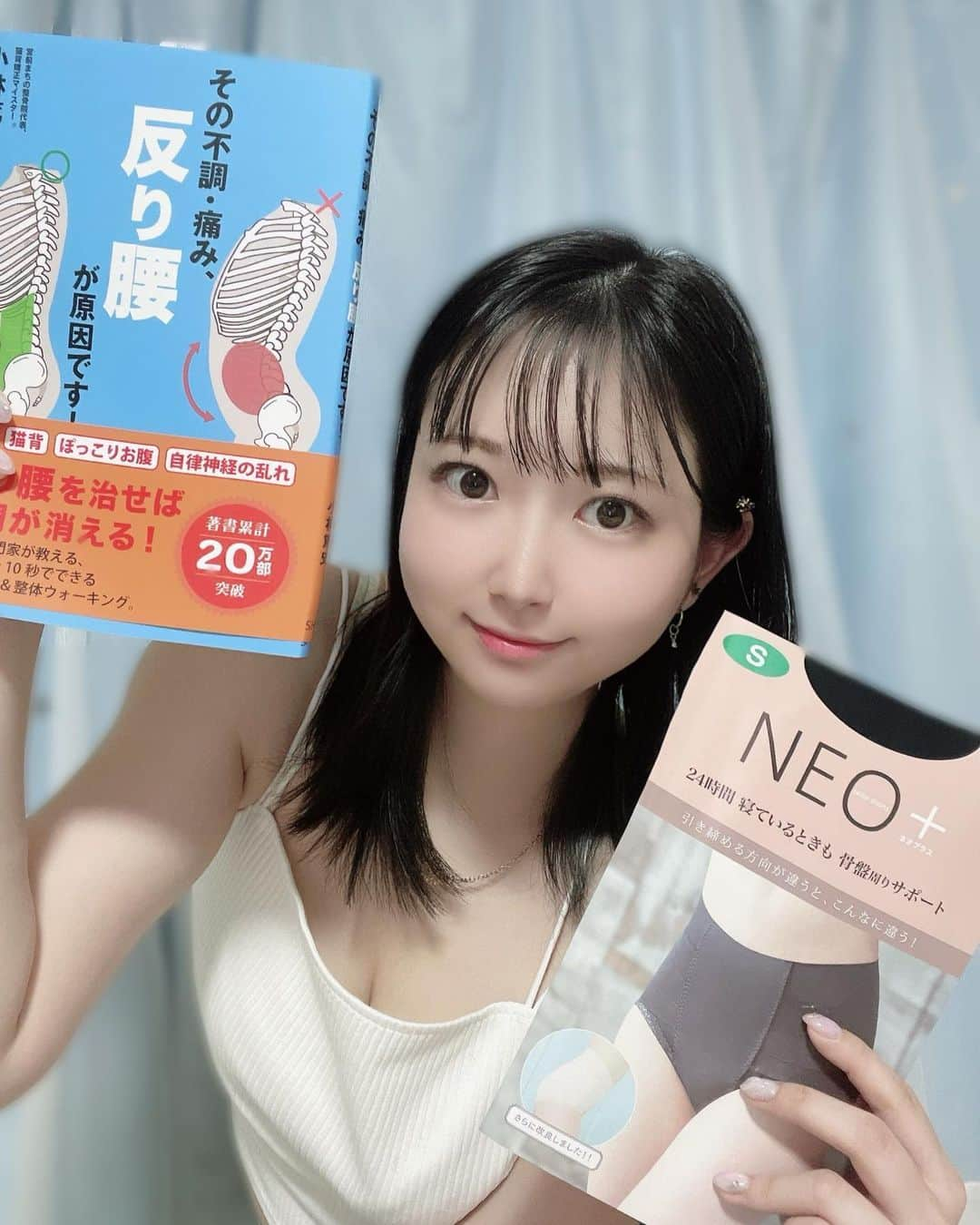 大崎菜々子のインスタグラム：「・ シリーズ累計29万枚の整体ショーツNEO＋体験して見ました👀  履くと腰の負担が軽減されて姿勢がシャンとする感覚になります！ アパレルで立ち仕事の時もこれで腰が楽になりました✨️  書籍『その不調・痛み、反り腰が原因です！』 はくだけ整体開発者、小林さんの12冊目の最新刊も合わせて試してみてください♡ 10秒でできるストレッチ、整体ウォーキングなどが写真付きで分かりやすく書かれています。  PR @hakudakeseitai #はくだけ整体 #反り腰 #小林篤史 #骨盤 #骨盤矯正ショーツ #整体ショーツneoプラス」