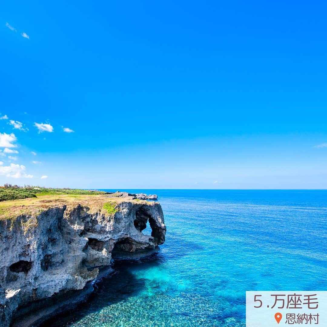 Skyticket.jpさんのインスタグラム写真 - (Skyticket.jpInstagram)「＼夏の沖縄ならここ☀️🌺／ 今年の夏は北海道？沖縄？どっちに行く？ 今回は沖縄のおすすめをご紹介します！🌟  1．沖縄美ら海水族館　📍本部 暑い夏、ちょっと涼しくなれる水族館はいかがですか？ 沖縄といえば、ジンベイザメの巨大水槽が有名な沖縄美ら海水族館🦈ジンベイザメは全長8.8mもあるのはご存知でしたか？巨大水槽の前で、この大きさの迫力を楽しんでみてください✨圧倒されること間違いなしです！  2．ハートロック　📍古宇利島 古宇利島の北側に位置するティーヌ浜にあるハート形をした岩はご存知ですか？💙 ふたつの岩が寄り添ってできるハートロック、古くからある岩の付け根が何千年ものの波の侵食によってハート形になったと言われています。ふたつの岩がひとつに重なるように見てみてくださいね、綺麗なハートに見えますよ💓恋が叶うというジンクスもあるそうです、ぜひ訪れたいスポットですよね！  3．青の洞窟　📍恩納村 恩納村の真栄田岬にある青の洞窟、海底に反射した光が洞窟全体を青く照らし、透き通る水面に神秘的な世界が広がっています。シュノーケリングやダイビングなどで青の洞窟を満喫できるので、訪れる前にアクティビティの予約もチェックしてみてください🎉  4．那覇国際通り　📍国際通り 沖縄のお土産が買えるお店や、沖縄料理店が数多く立ち並ぶ国際通り！沖縄のメインストリートで国内・海外問わず多くの観光客で賑わいます🙌🏻端から端まで約1.6kmもあるので時間をかけていろいろなお店に入ってみてください✨楽しく買い物を楽しめて、休憩がてらジェラートやサーターアンダギーも食べてみてください🧊  5．万座毛　📍恩納村 長い年月をかけてできた隆起サンゴの断崖絶壁が、象の鼻の形に見えることで知られています🐘この写真のちょうど真ん中あたり、下に垂れている象の鼻に見えますよね？？👀👏🏻ここからの景色はこの象の鼻だけではなく、透明度高い、太陽の光でキラキラ輝く海が本当に息を呑むほど綺麗です💎  ————————————  ジェットスターで沖縄！✈️  詳細はプロフィール( @skyticket.jp )のリンクからチェック☝🏻  #スカイチケット #skyticket #ジェットスター #沖縄 #沖縄旅行  #国内旅行 #夏休み #夏休み旅行 #夏休みお出かけ #okinawa  #trip #travel #旅行 #お出かけ #国内航空券 #航空券 #japan #japantrip #japantravel #summer #美ら海水族館 #ハートロック #古宇利島 #青の洞窟 #国際通り #万座毛 #恩納村　  ______✈️skyticketとは？_______________ 国内/海外航空券、ホテル、レンタカー、高速バス、フェリーなどの旅行商品を、 スマホひとつで“かんたん検索・予約できる”総合旅行予約サイト。 複数会社の商品をまとめて比較できるため、“最安値”をひと目で見つけられます！  アプリダウンロード数は【計1,900万】を突破し、 多くの方の旅行アプリとしてお使いいただいています📱 お得なセールやキャンペーンも数多く開催中！ ぜひ旅のお供としてご利用くださいませ♪ _____________________________________」7月21日 18時40分 - skyticket.jp