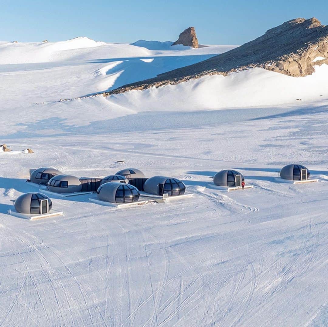 ブルータスさんのインスタグラム写真 - (ブルータスInstagram)「南極でグランピング？  南極に究極のラグジュアリーキャンプがあるのをご存じだろうか？  寝室にバスルーム、ライブラリーを備え、ダイニングでは日々豪奢な食事が提供され、太陽光発電により暖房完備、しかもサウナまで！  人類がいまだほぼ知らざる絶景をベッドから堪能し、ペンギンを至近距離で眺めることができる、南極点の上に立つ〈ホワイトデザート〉へ。  photo：White Desert Antarctica   #BRUTUS #ブルータス #雑誌 #旅 #バカンス #南極 #キャンプ #グランピング #Vacation #southpole #camping #glamping #magazine」7月22日 18時00分 - brutusmag