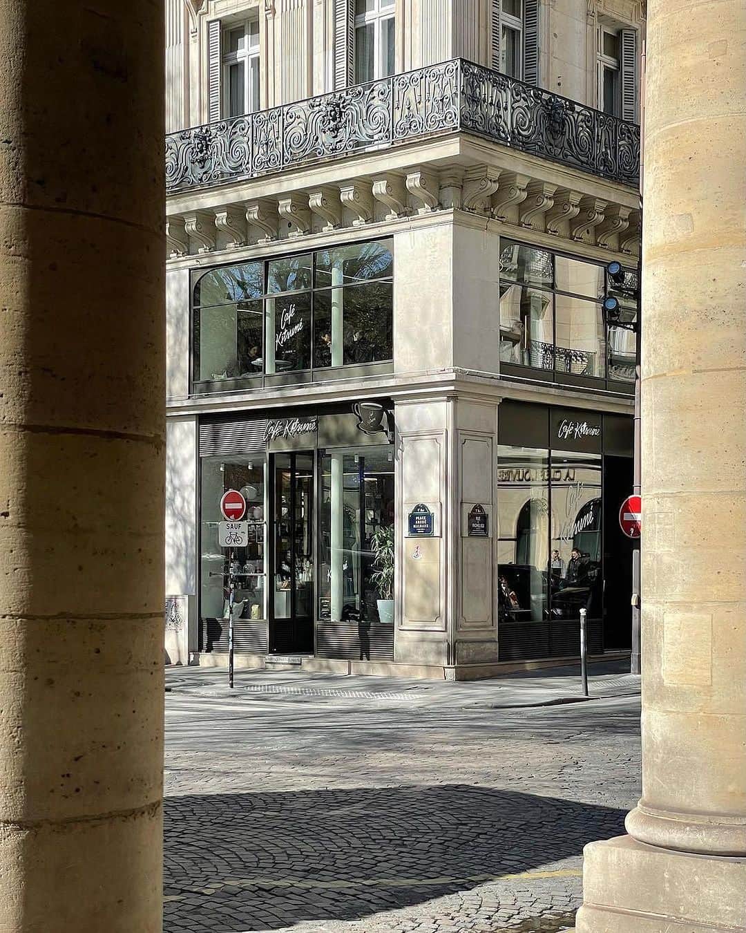 Café Kitsuné Parisさんのインスタグラム写真 - (Café Kitsuné ParisInstagram)「Postcards from #CafeKitsuneLouvre ✨ - 👉 Café Kitsuné Louvre 2 place André Malraux, 75001 Paris Monday-Sunday: 8:00am-6:30pm⁠⁠⁠」7月21日 18時51分 - cafekitsune