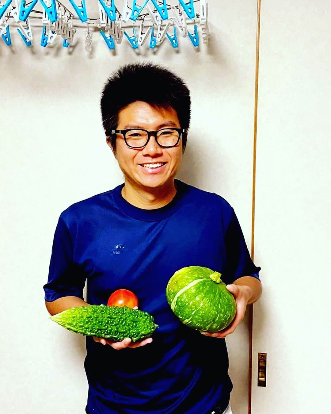 一条貫太のインスタグラム：「#キャンタの野菜   今日採れたて ゴーヤにトマトにかぼちゃ！  さーこれで何を料理しようかな！  #洗濯バサミが生活感を出してます #髪の毛もずいぶん伸びました」
