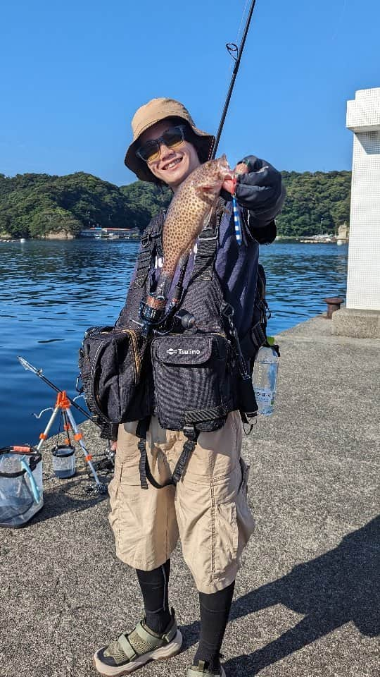 外山将平のインスタグラム：「本日は西伊豆へ村岡さんと釣りの撮影。 今から3年前にロケーションジャパンさんの撮影でお邪魔した以来の西伊豆。 こんな景色の中で釣りができる幸せ。  静岡最高！！ 　　　　　　　　　　　　　　　　　　　　　　　　　　　　　　 カサゴの釣果はシーライドミニ3gを壁際ギリギリに落としてボトムを取りちょんちょんゲームで巻いてくる。　　　　　　 オオモンハタの釣果はフォルテンTG30gを沖のブレイク沿い(水深30mのかけ上がり)にキャストしてボトムを取ってから2.3回ジャークさせてまたボトムを取る繰り返し。　　　　　　 簡単なアクションで大丈夫です😁 　　　　　　　　　　　　　　　　　　　　　　　　　 #BlueBlue  #アングラーズマイスター　　　　　　　　　　　　　　　　　　　　　　　　　　　　　　　 #TOKYO #フォルテンTG #钓鱼 #每日穿搭 #시바스 #농어　　　　　　　　 #堤防 #堤防釣り　 　　　　　　　　　　　　　　　　　　　 　　　　　　　　　　　　　　　　　　　　　　　　　　　　　　　　　　　　　　　　　　　  ◆釣りにかかわらず､出たゴミは持ち帰りましょう！ 一人一人の意識で自然は守れます。 釣り場､自然を大切に🐟　　　　　　　　　　　　　　　　  ◆キャスト時は必ず後方確認をして ルアーや針が歩行者､同行者に当たらないようにしましょう。　　　　 　　　　　　　　　　　　　　　　　　　　　　　　　　　　　　 ◆釣り際はライフジャケット着用をお願い致します。　　　　　　　 命を守りましょう！　　　　　　　　　　　　 　　　　　　　　　　　　　　　　　　　　　 ◆YouTube⇩(始めました！チャンネル登録お願いします！) https://youtube.com/channel/UC07x3DbJCNv_gAFvAjaWQMQ　　　　　　　 　　　　　　　　　　　　　　　　　　　　　  ◆アングラーズ↓🎣 外山将平 https://anglers.jp/users/530231 こちらもチェックお願い致します🐟　　　　　　　  ◆Twitter↓ https://mobile.twitter.com/syohei_1108 こちらもフォロー宜しくお願い致します！🙇‍♂　　　　　 　　　　　　　　　　　　　　　　　　　　　　　　　　　　　　　　　　　　　　　　　　　　　　　　　　　　　　　　　　　　　　　　　　 　　　　　　　　　　　　　　　　　　　　　　　　　　　　 #今日の外山 #俳優 #外山将平  #釣り好きな人と繋がりたい #釣りスタグラム #シーバス #西伊豆 #静岡 #釣りの成長記録 #釣りで人生を豊かに  #fishing #lure #bass #fish #fishinglife #bigfish  #instafish」