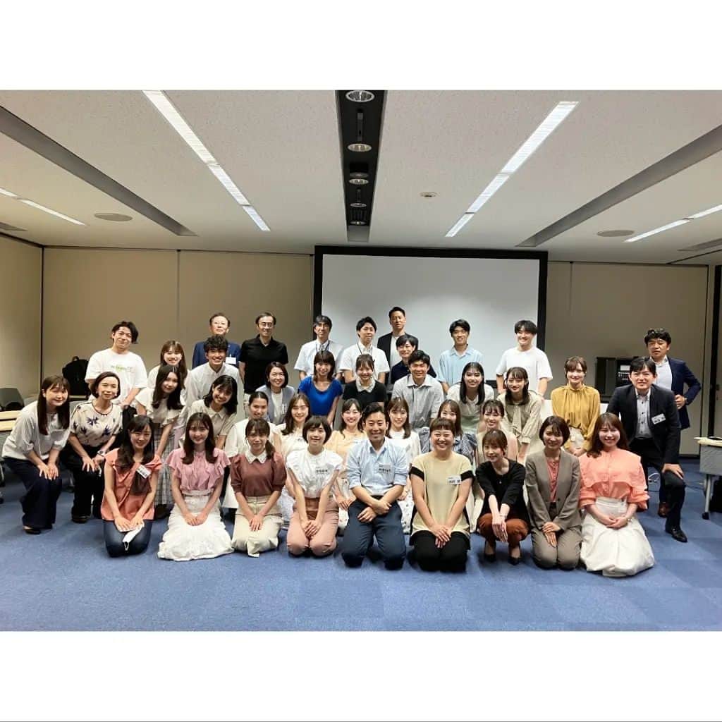 三河かおりのインスタグラム：「. 【新潟アナウンサー防災勉強会】  先週、新潟の民放4局のアナウンサーが集まって 勉強会を開きました。  災害や防災に関する 最新の情報や考え方を共有し、 放送や配信に生かしていけるようにと企画。 局の垣根を超えた勉強会の開催は 新潟では初めてです。  新潟地方気象台と 北陸地方整備局の方を 講師にお迎えして、 防災気象情報や河川に関して 基礎からお話いただきました。  自主参加ではありましたが、 各局ほとんどのアナウンサーが出席！  「万が一の災害時に 　県民の暮らしと命を守る報道を」 伝え手として改めてその思いを 強くしました。  日頃なかなかお会いできないみなさんと 直接会話できたり、 先輩方とも写真を撮らせていただいたり、 とても有意義な時間でした😊  今後も定期的に開催できるといいなと思います。  #新潟 #niigata  #アナウンサー #勉強会  #NST #鈴木秀喜 アナウンサー #BSN #近藤丈靖 アナウンサー #TeNY #須山司 アナウンサー #ux #新潟テレビ21」