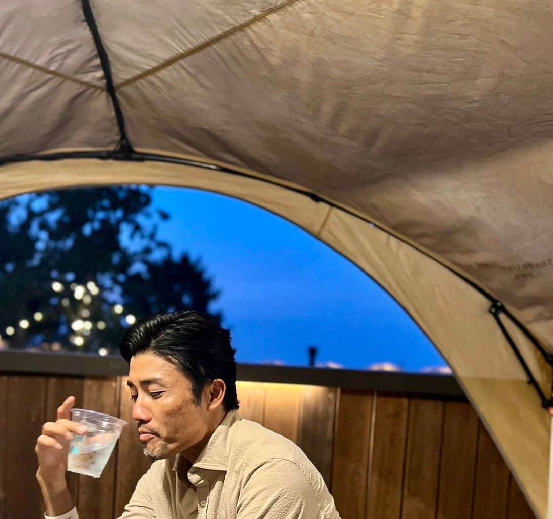 末續慎吾のインスタグラム：「⁡ 週末。 ⁡ ⁡ これ水ね。 ⁡ ⁡ アース。 ⁡ ⁡ #教え子のNICEショット#水をいかにお酒っぽく飲むか#良き週末を#休み」