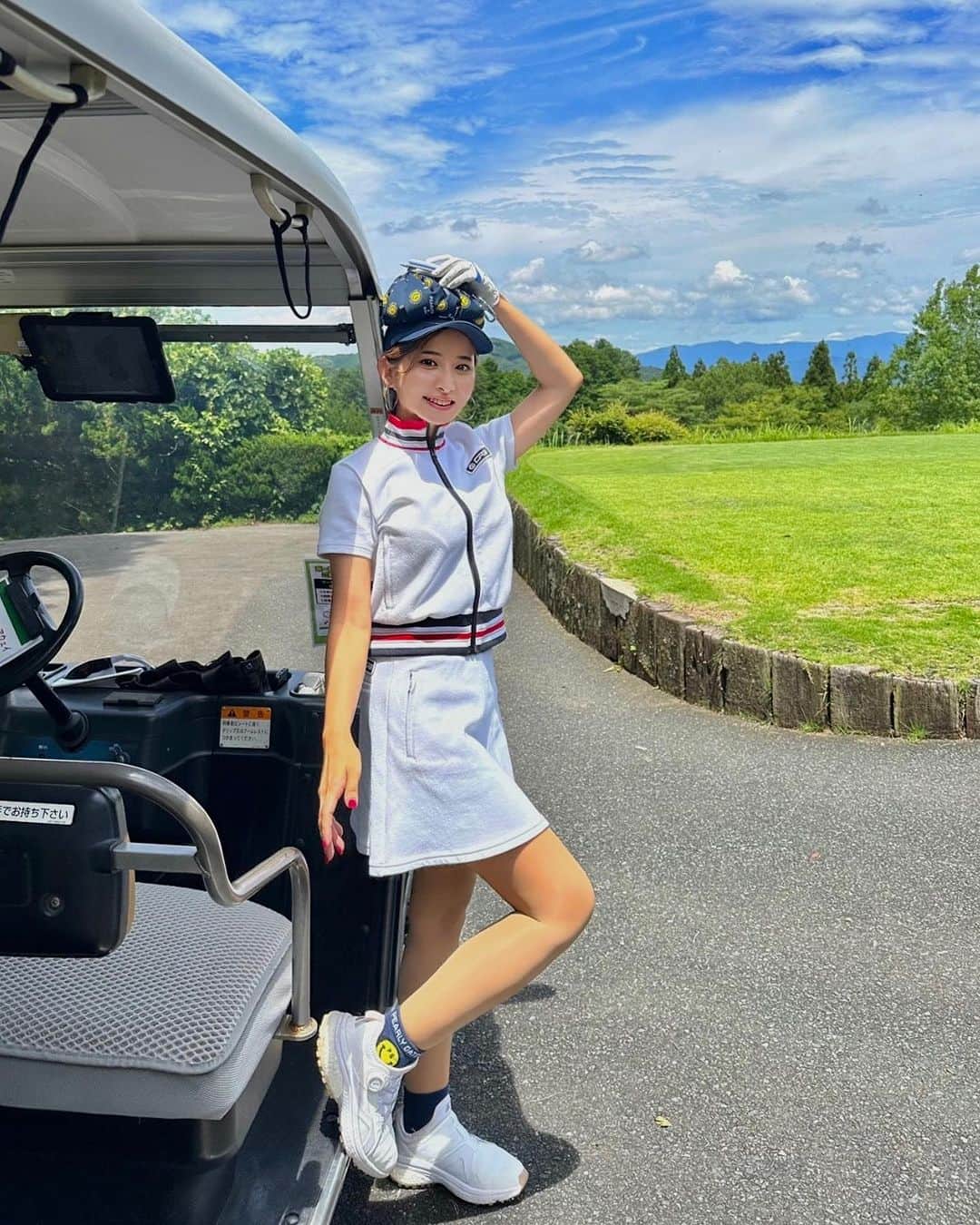 YUKAのインスタグラム：「夏ゴルフ😎☀️ POPなアイテムで気分あげてみる😋💕💕  @cpggolf_official  トリコロールカラーでラインが効いてるセットアップ可愛い〜☺️🫶🇫🇷✨  #golf#golfwear#golfer#高尔夫球#ゴルフ#ゴルフウェア#ゴルフ女子#ゴルフコーデ#シーピージー#福岡ゴルフ#ゴルフ好き」