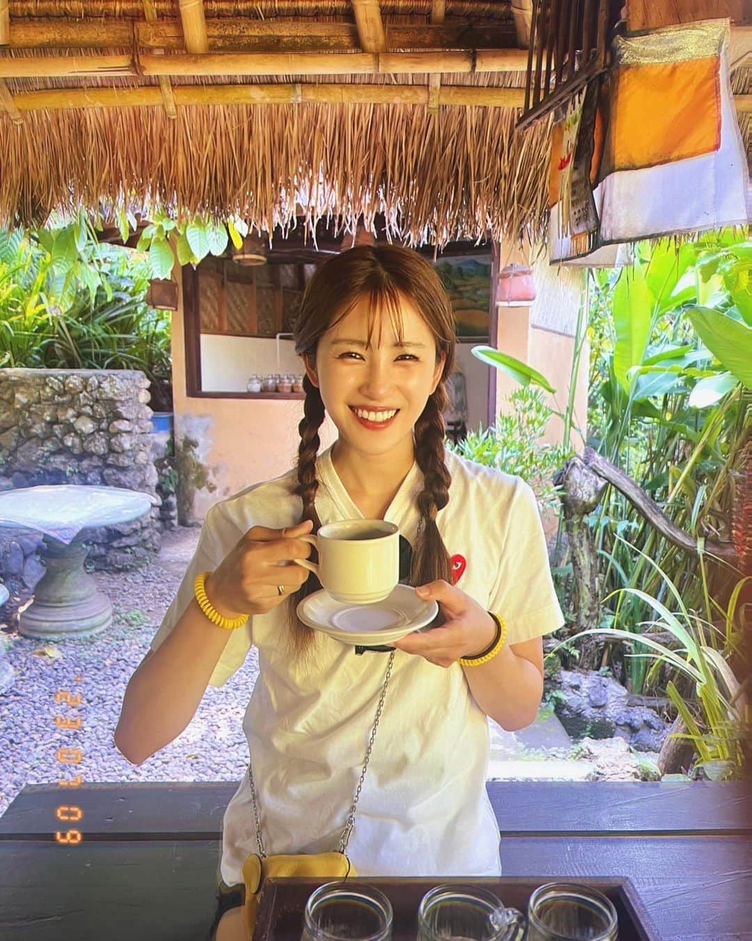 神田れいみのインスタグラム：「🇮🇩  まだまだ旅行記✈️  この日は コーヒー・紅茶・蜂蜜のファームを観光しました☕️🐝  様々なフルーツの木🌴を見て こうやって生るんだ〜！知ったり。楽しかったです😊  最後に、お楽しみのテイスティング☕️✨ マンゴスチンの紅茶を母に買いました🌺」