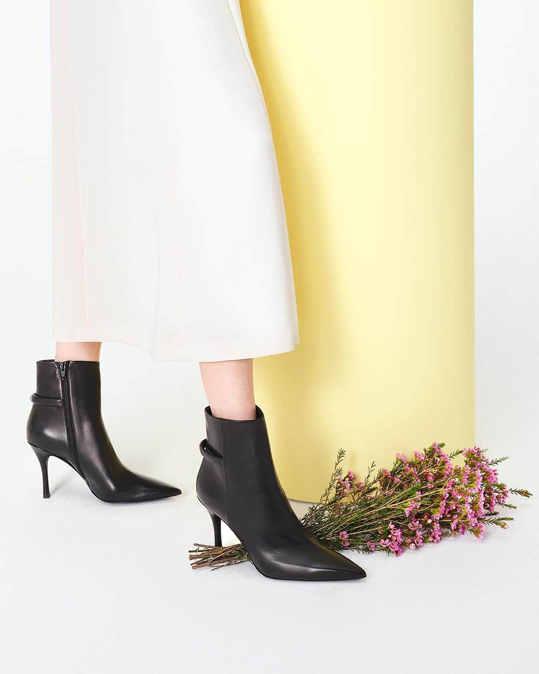 フルラのインスタグラム：「Black and heeled ankle boots. Be ready to rock your everyday look.  #Furla #FurlaColors  Photographer & Film Director: Paolo Zambaldi (@paolozambaldi) Art Direction and graphic design by Roberto Da Pozzo (@roberto_da_pozzo) Styling by: Carola Bianchi (@carolabianchi1)」